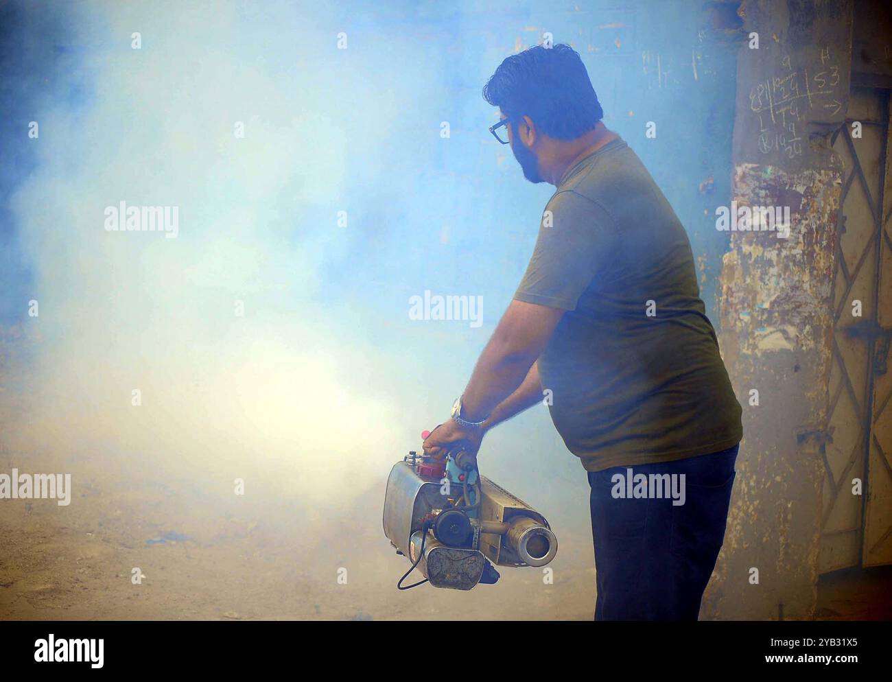 Des agents de santé occupés à pulvériser anti-dengue pendant la campagne de fumigation sous la supervision du président de TMC Sud Muhammad Salman Khan, au complexe TNT à Karachi le mercredi 16 octobre 2024. Banque D'Images