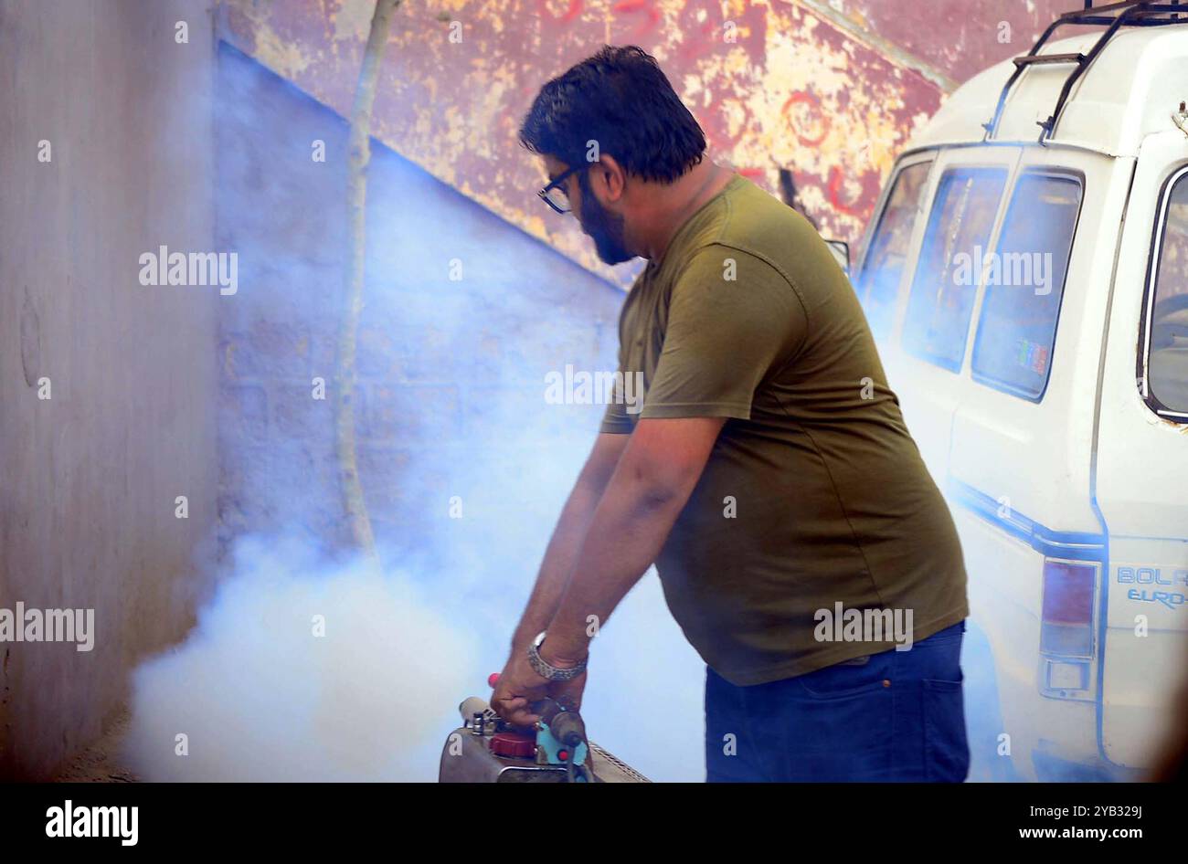 Des agents de santé occupés à pulvériser anti-dengue pendant la campagne de fumigation sous la supervision du président de TMC Sud Muhammad Salman Khan, au complexe TNT à Karachi le mercredi 16 octobre 2024. Banque D'Images