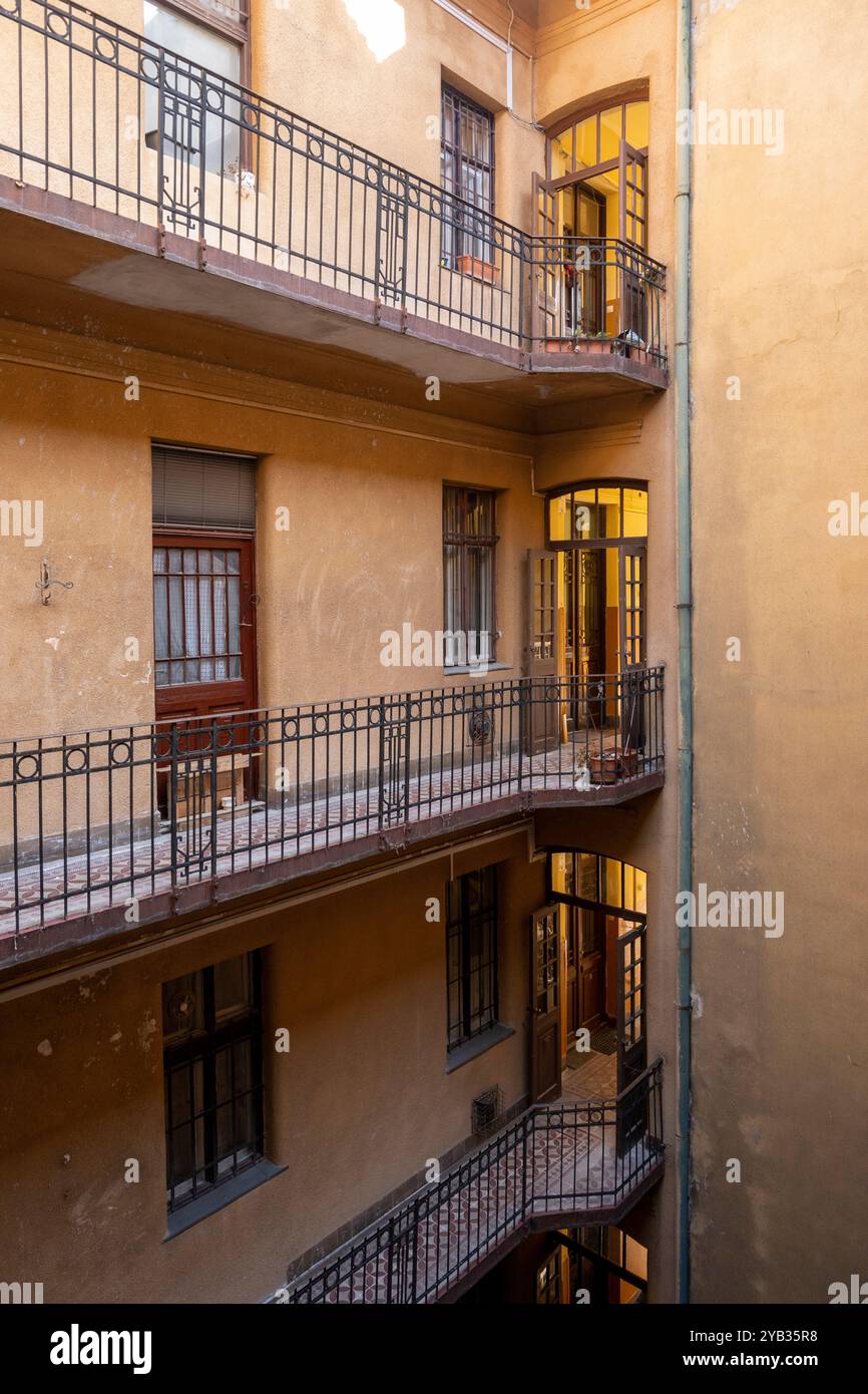 Immeuble d'appartements dans la cour Banque D'Images