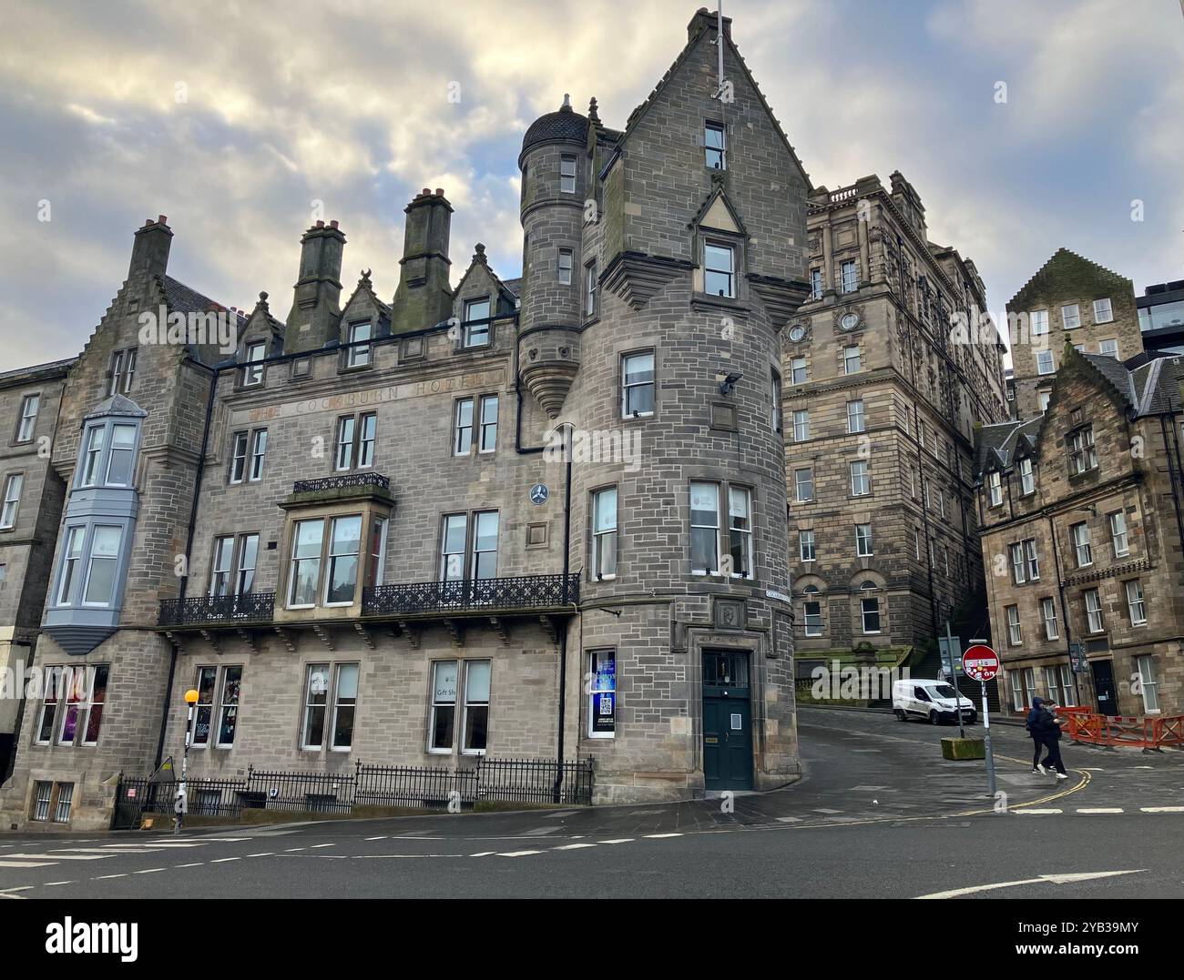 Le Royal Edinburgh Military Tattoo Gift Shop vu au début de Cockburn Street. Édimbourg, Écosse, Royaume-Uni. 16 mars 2024. - Image de stock capturée avec un smartphone