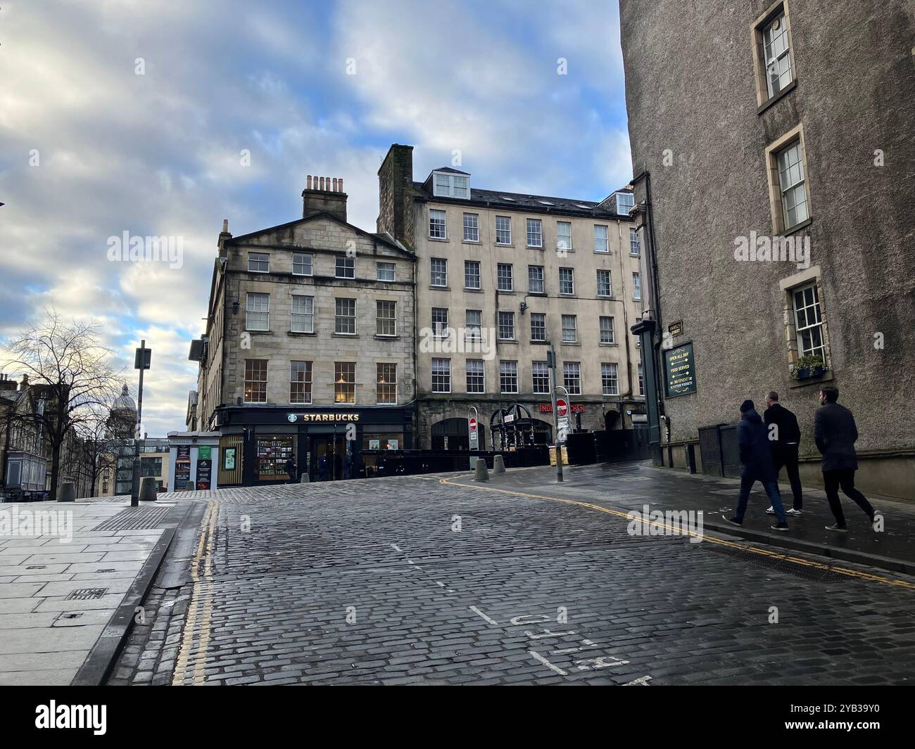 Vue sur Starbucks Coffee sur High Street, une partie du Royal Mile, de Cockburn Street. Édimbourg, Écosse, Royaume-Uni. 16 mars 2024. - Image de stock capturée avec un smartphone