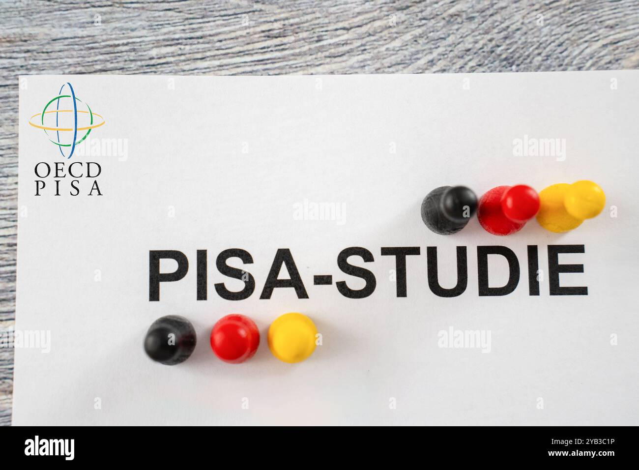 Bavière, Allemagne - 15 octobre 2024 : L'étude de Pise est écrite sur un morceau de papier à côté de chiffres en noir, rouge, or Allemagne avec le logo de l'OCDE. Symbolise Pise test d'étude des élèves allemands sur l'éducation. PHOTOMONTAGE*** Pisa Studie steht auf einem Zettel neben Figuren in Schwarz, rot, Gold Deutschland mit OECD logo. Symbolisiert Pisa-Studie test von deutschen Schüler und Schülerinnen auf Bildung. FOTOMONTAGE Banque D'Images