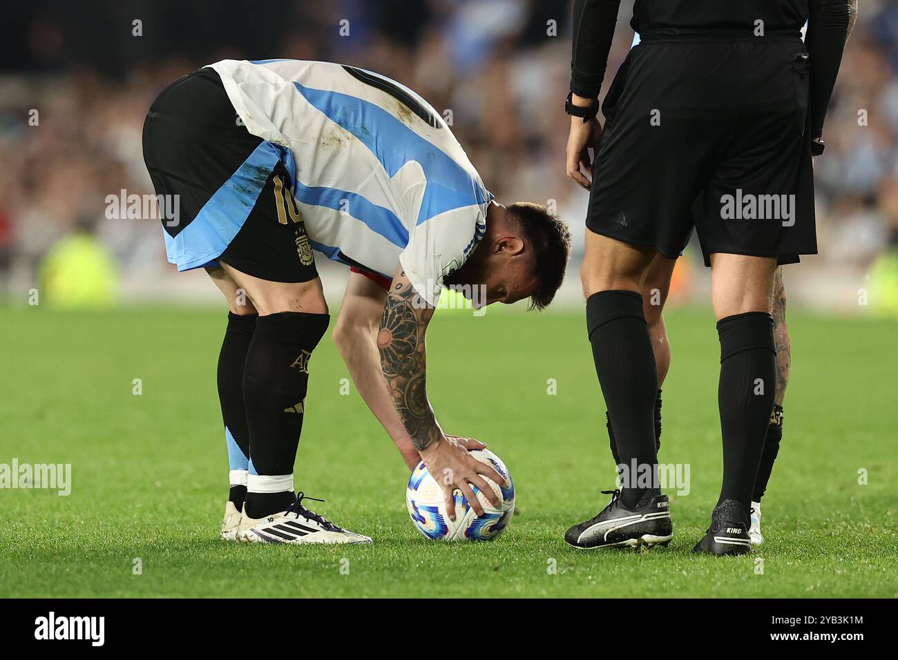 L'attaquant argentin Lionel Messi prépare le ballon pour tirer un coup franc lors du match de qualification sud-américain pour la Coupe du monde de football 2026 au stade Monumental de Buenos Aires le 15 octobre 2024. Banque D'Images