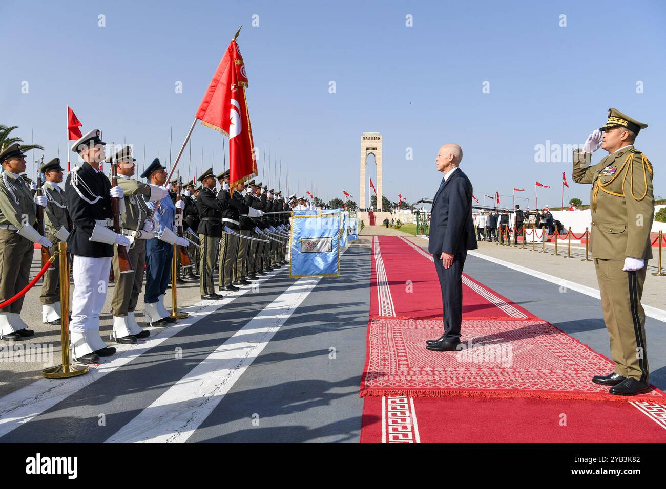 Bizerte, Tunisie. 15 octobre 2024. Le Président de la République, KaÃ¯s SaÃ¯ed, a présidé la cérémonie officielle à Bizerte pour commémorer le 61e anniversaire du jour de l'évacuation. Dès son arrivée, le Chef de l’État a salué le drapeau au son de l’hymne national, avant de passer en revue un détachement des trois armes qui lui a rendu hommage. Il s'est ensuite rendu sur la place des Martyrs où il a déposé une couronne au pied du Mémorial des Martyrs et a récité la Fatiha en leur mémoire. A cette occasion, le Chef de l’État a rencontré des vétérans et des cadres de l’institution militaire. (Crédit image : © CH Banque D'Images