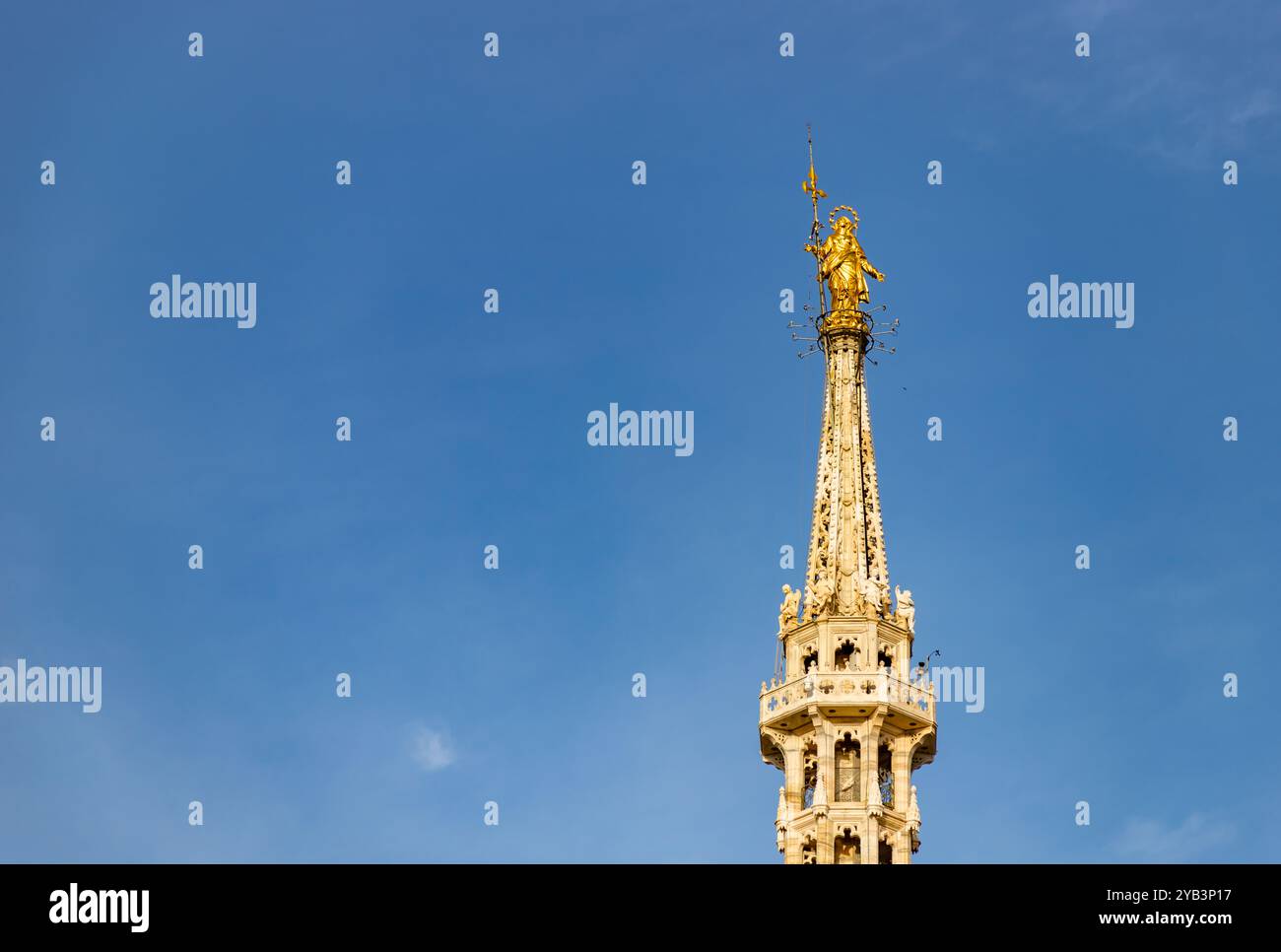 Une photo de la Madonnina au sommet du Duomo di Milano ou cathédrale de Milan. Banque D'Images