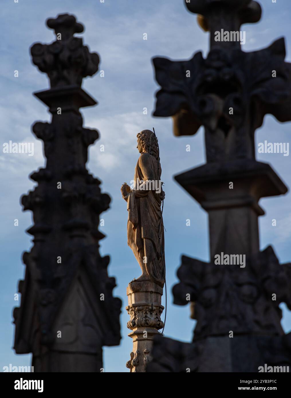 Une photo du Duomo di Milano ou de la cathédrale de Milan clochers et statues. Banque D'Images