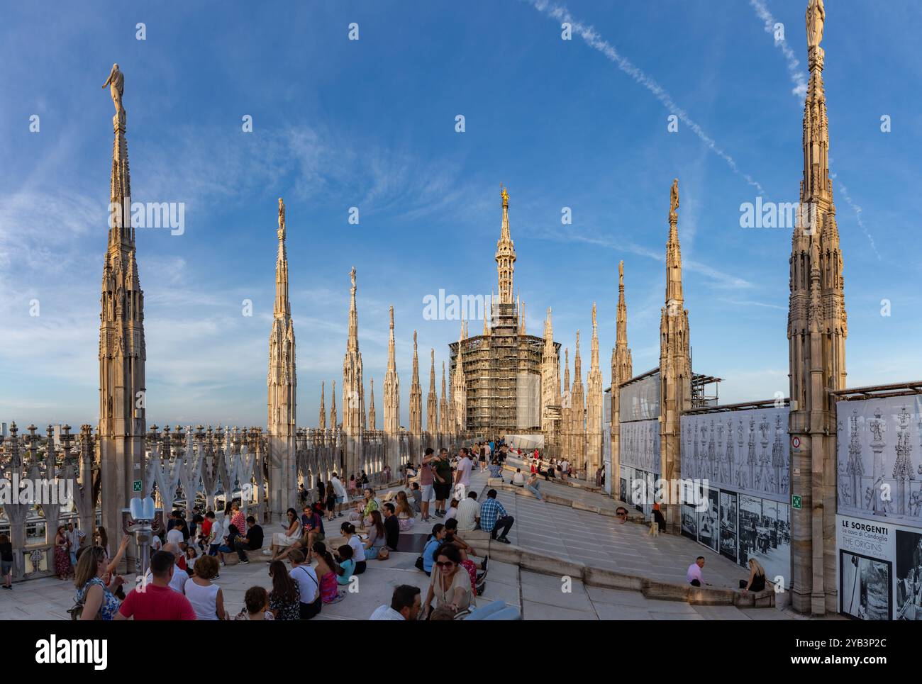 Une photo du Duomo di Milano ou de la cathédrale de Milan clochers et statues, avec des touristes rassemblés au sommet. Banque D'Images
