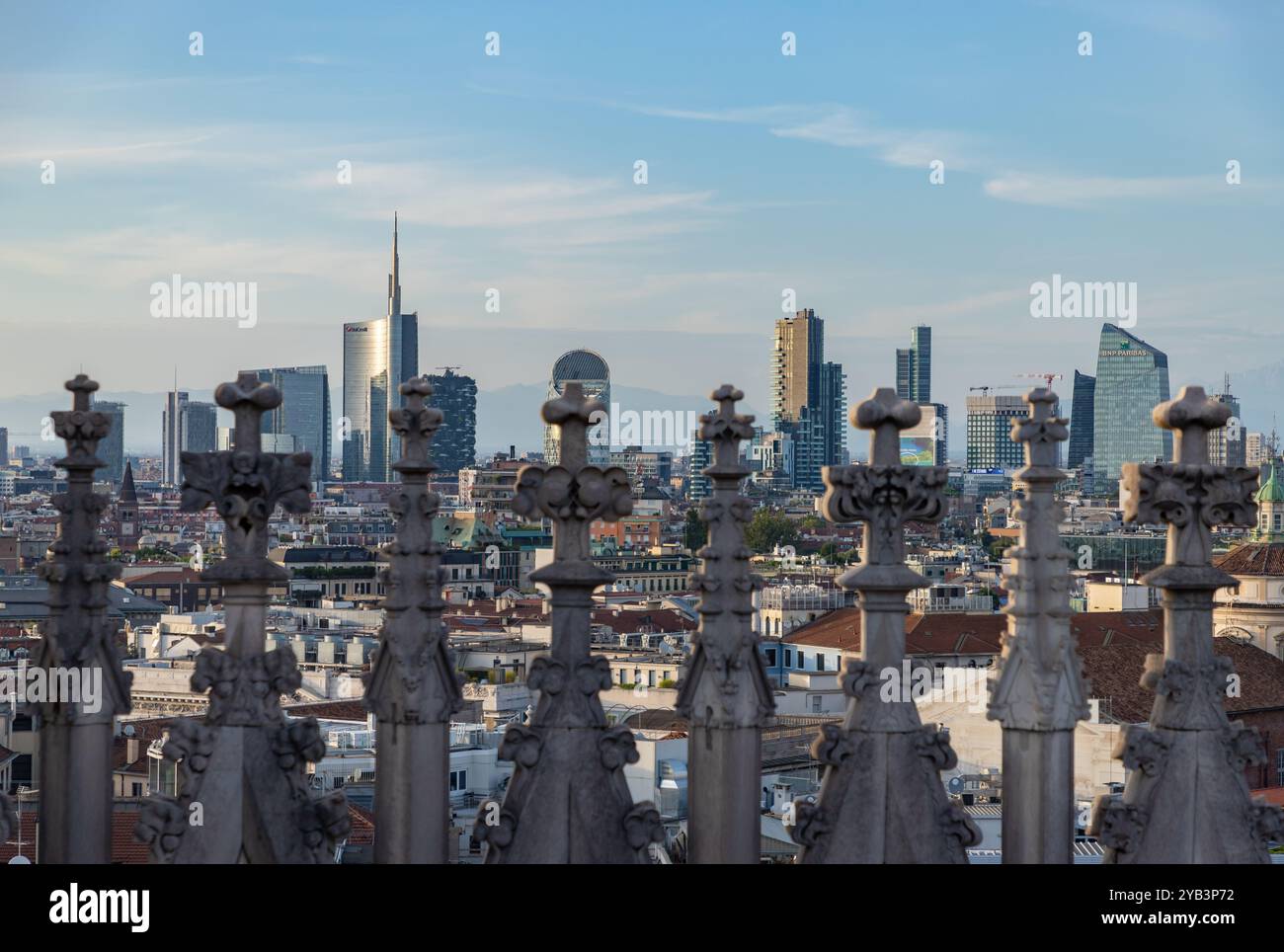 Une photo du Duomo di Milano ou de la cathédrale de Milan, des clochers et des statues surplombant le quartier des affaires de Porta Nuova. Banque D'Images