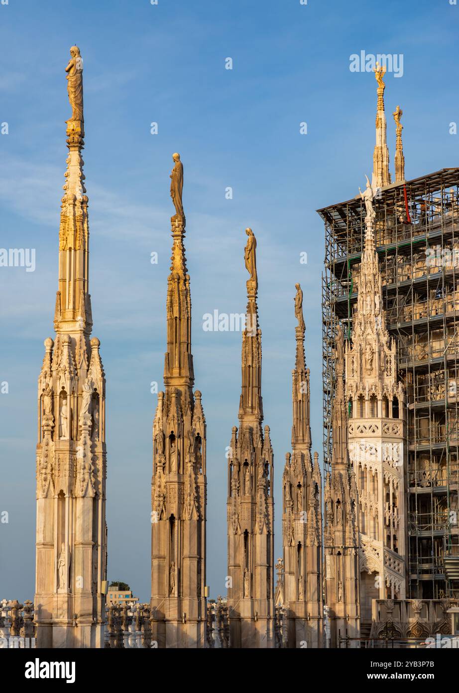 Une photo du Duomo di Milano ou de la cathédrale de Milan clochers et statues. Banque D'Images