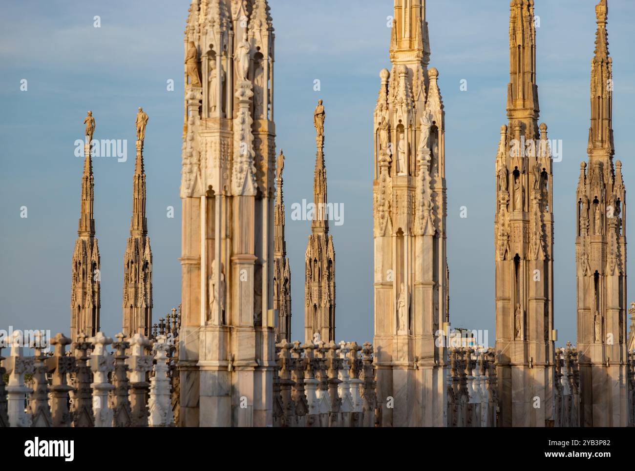 Une photo du Duomo di Milano ou de la cathédrale de Milan clochers et statues. Banque D'Images