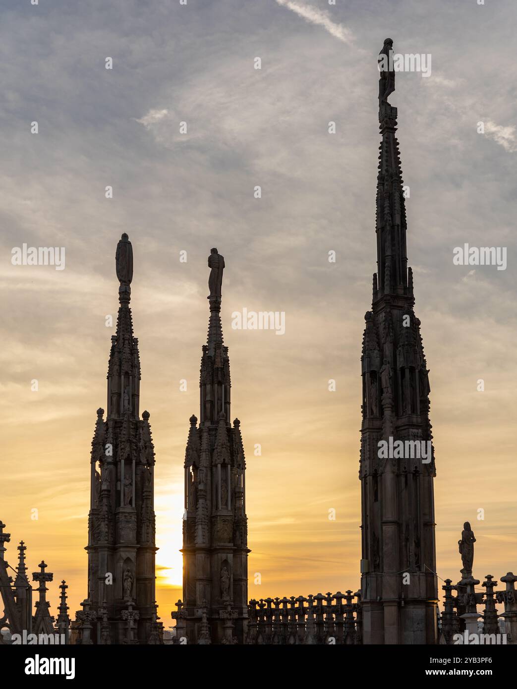 Une photo du Duomo di Milano ou de la cathédrale de Milan clochers et statues, au coucher du soleil. Banque D'Images