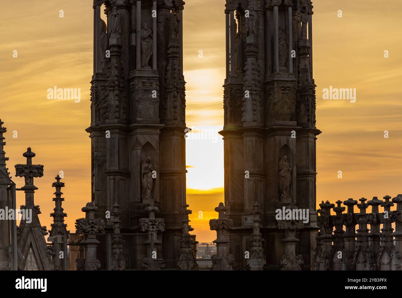 Une photo du Duomo di Milano ou de la cathédrale de Milan clochers et statues, au coucher du soleil. Banque D'Images
