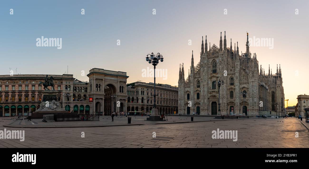 Une photo de la Piazza del Duomo au lever du soleil, avec le Duomo di Milano ou la Cathédrale de Milan sur la droite, et la Galleria Vittorio Emanuele II sur le L. Banque D'Images