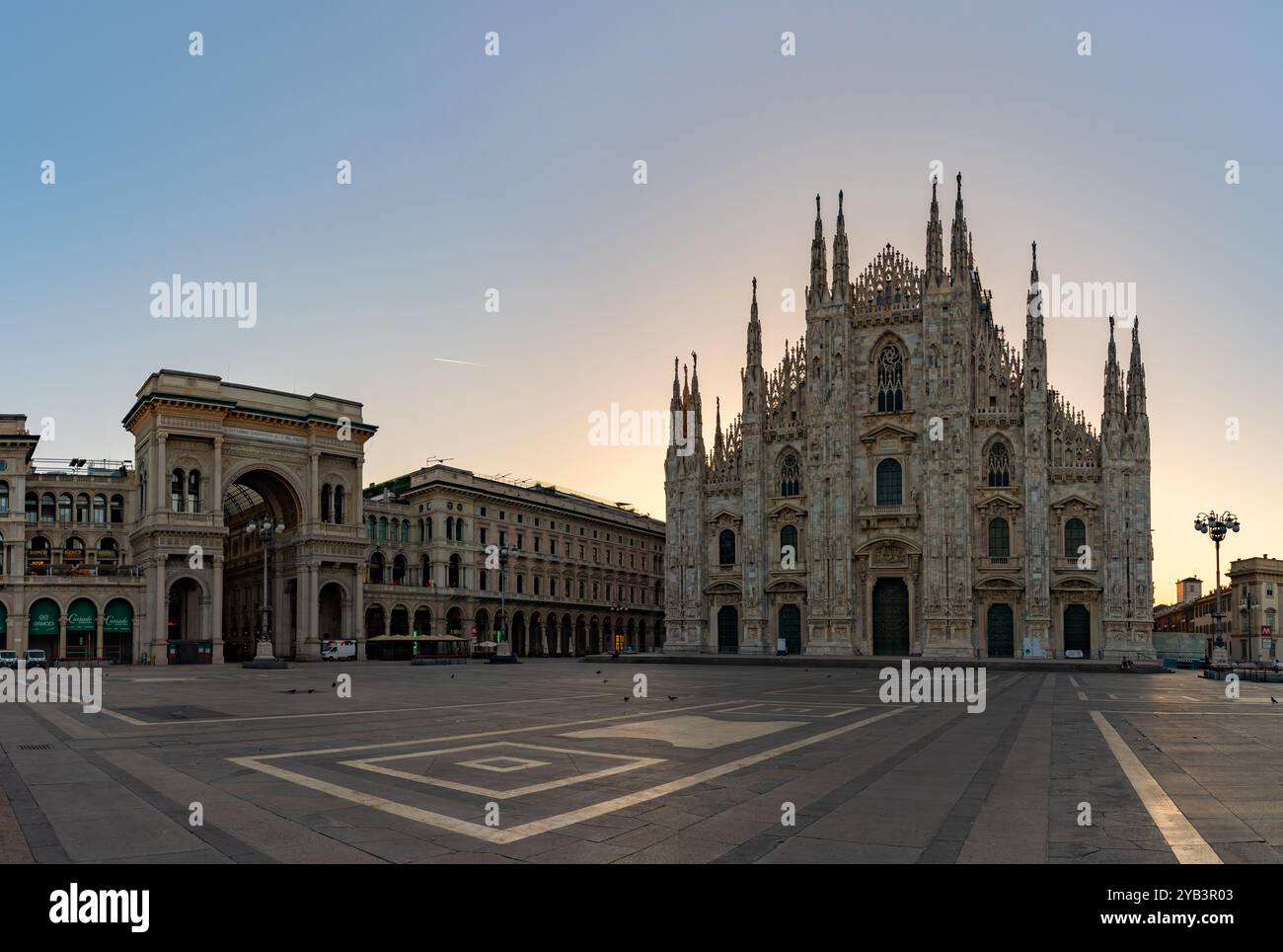 Une photo de la Piazza del Duomo au lever du soleil, avec le Duomo di Milano ou la Cathédrale de Milan sur la droite, et la Galleria Vittorio Emanuele II sur le L. Banque D'Images