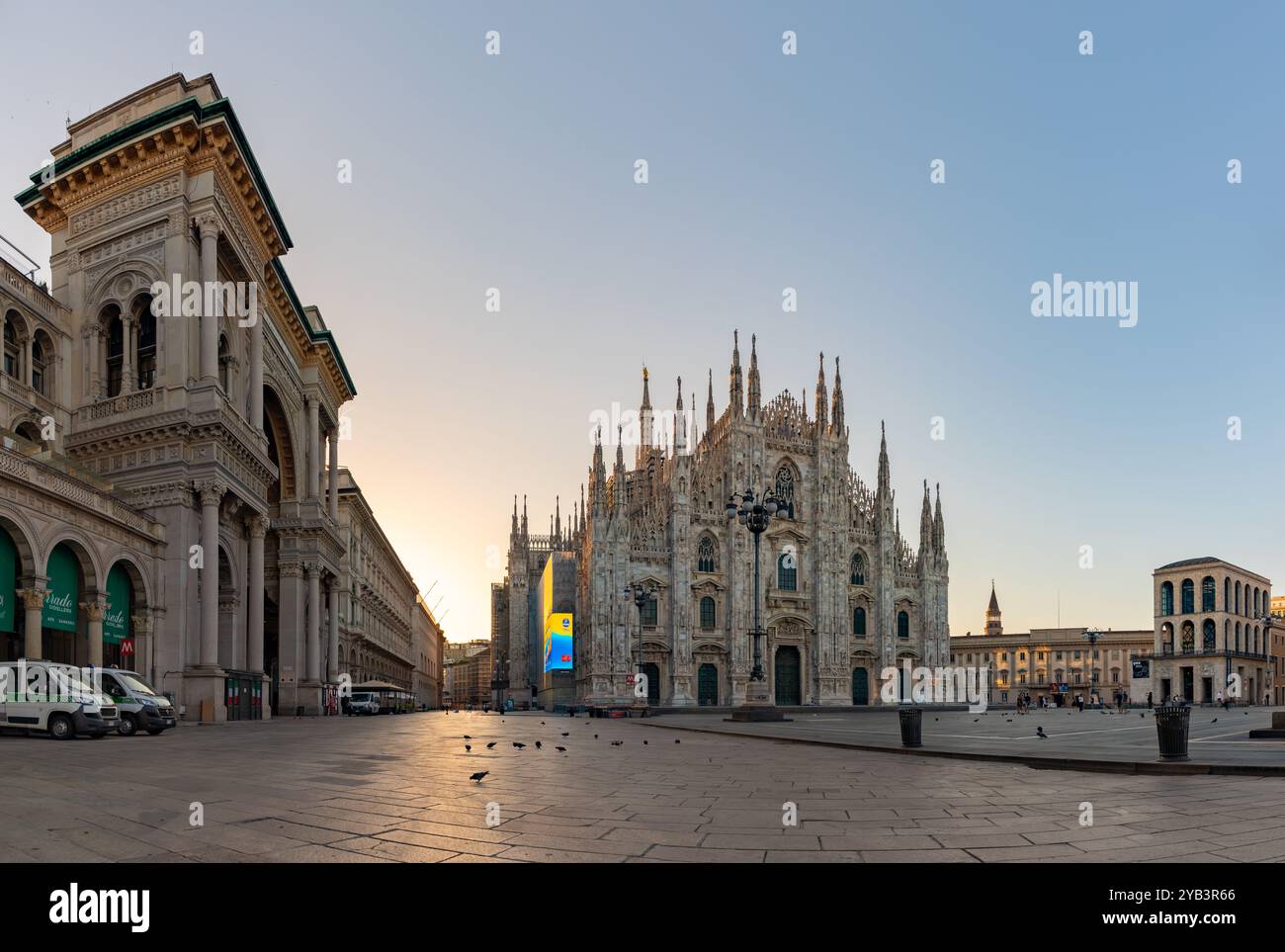 Une photo de la Piazza del Duomo au lever du soleil, avec le Duomo di Milano ou la Cathédrale de Milan sur la droite, et la Galleria Vittorio Emanuele II sur le L. Banque D'Images