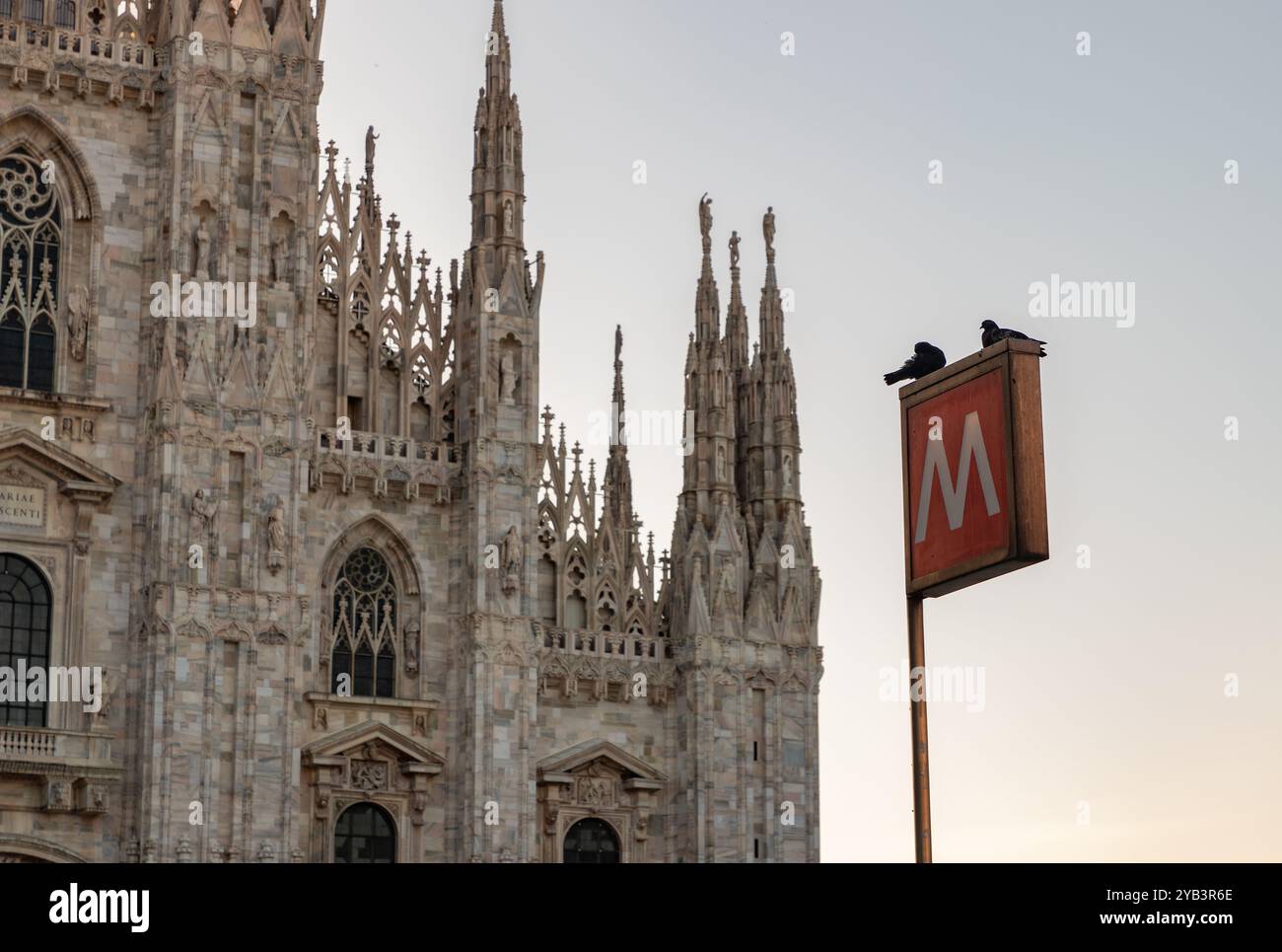 Une photo du panneau de métro Milano devant le Duomo di Milano ou la cathédrale de Milan. Banque D'Images