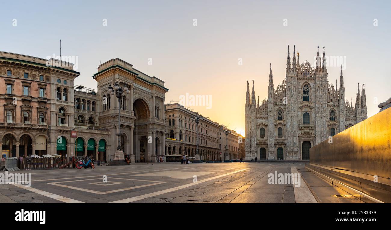 Une photo de la Piazza del Duomo au lever du soleil, avec le Duomo di Milano ou la Cathédrale de Milan sur la droite, et la Galleria Vittorio Emanuele II sur le L. Banque D'Images