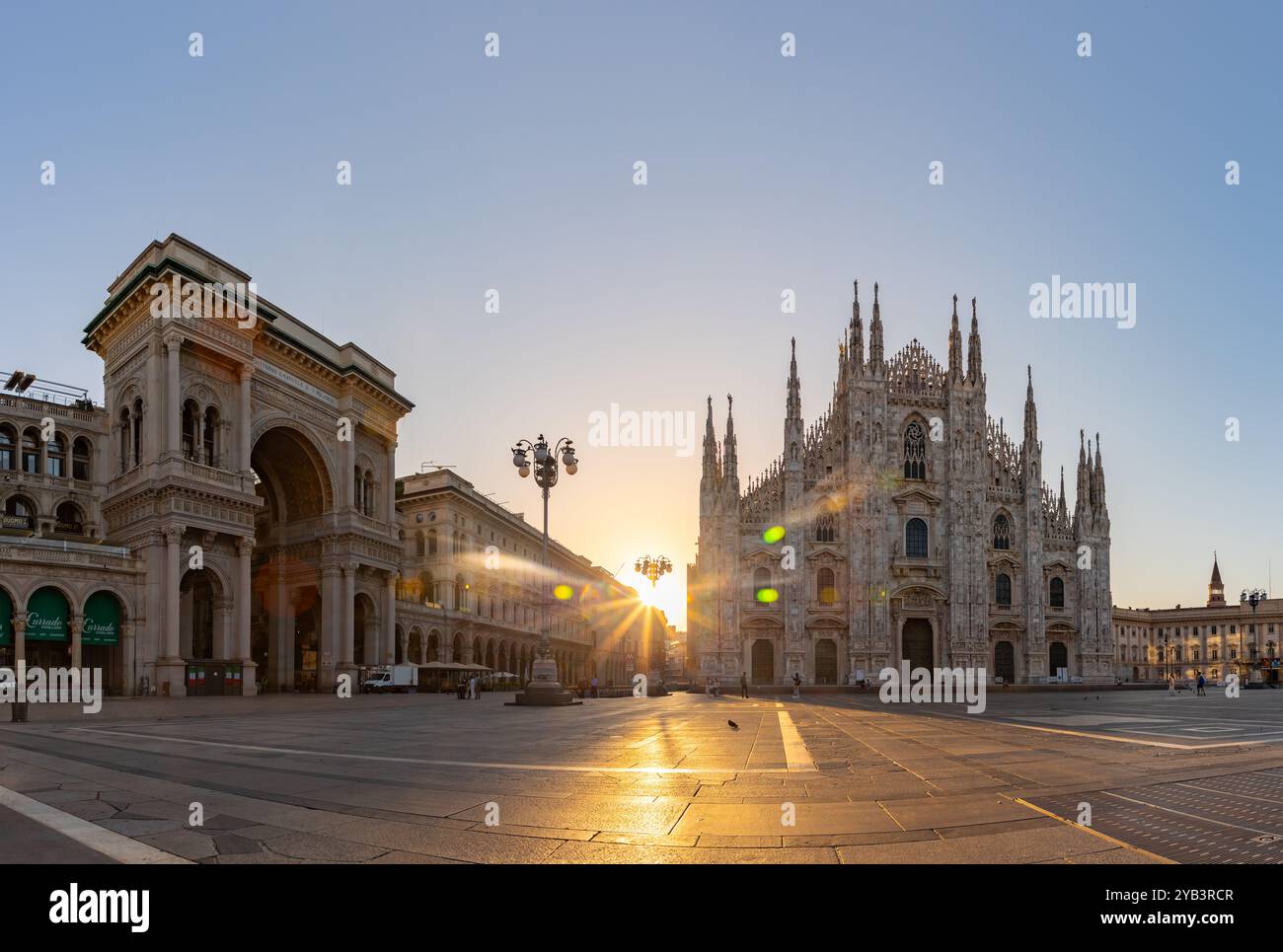 Une photo de la Piazza del Duomo au lever du soleil, avec le Duomo di Milano ou la Cathédrale de Milan sur la droite, et la Galleria Vittorio Emanuele II sur le L. Banque D'Images