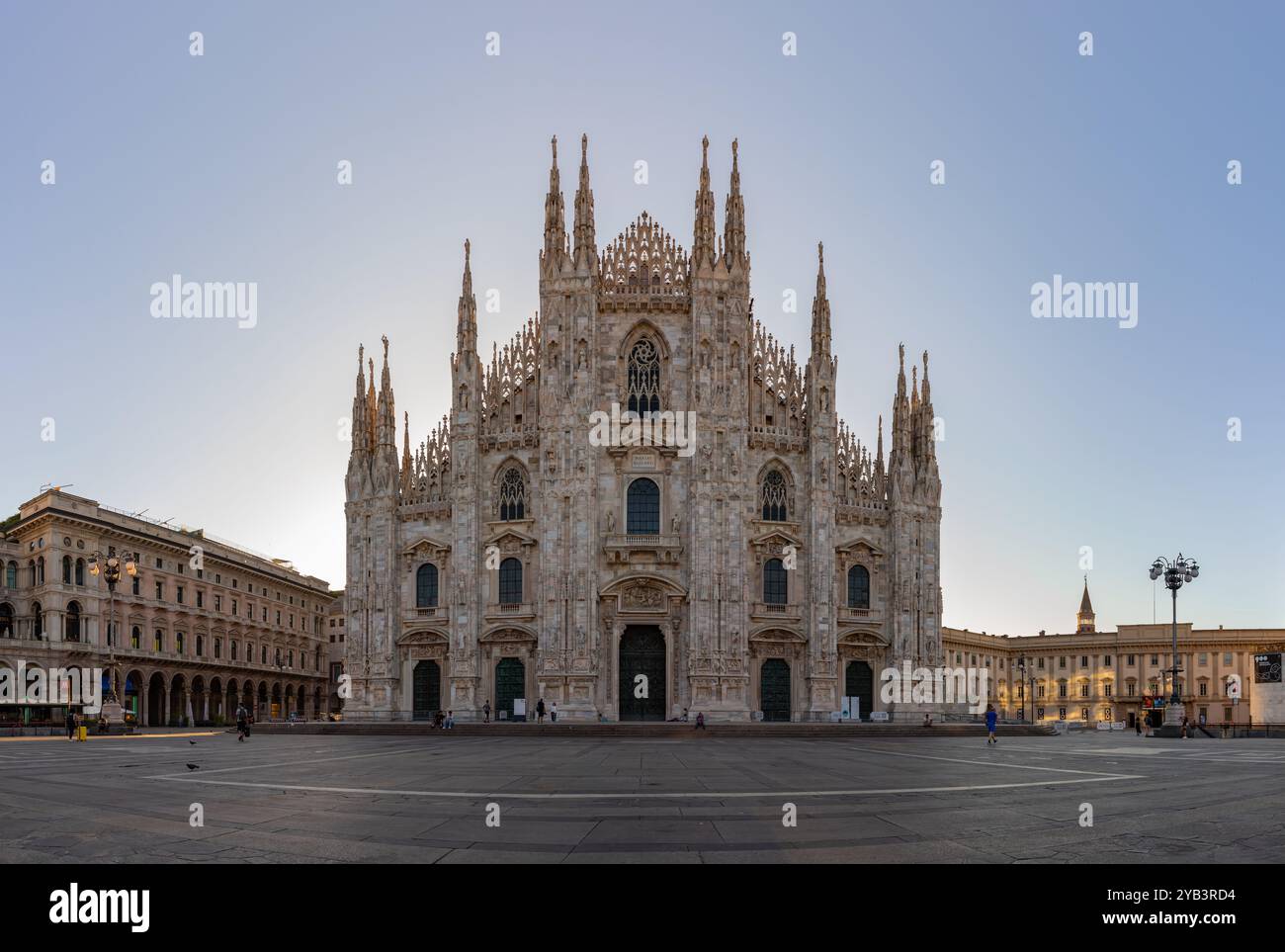 Une photo du Duomo di Milano ou de la Cathédrale de Milan au lever du soleil. Banque D'Images