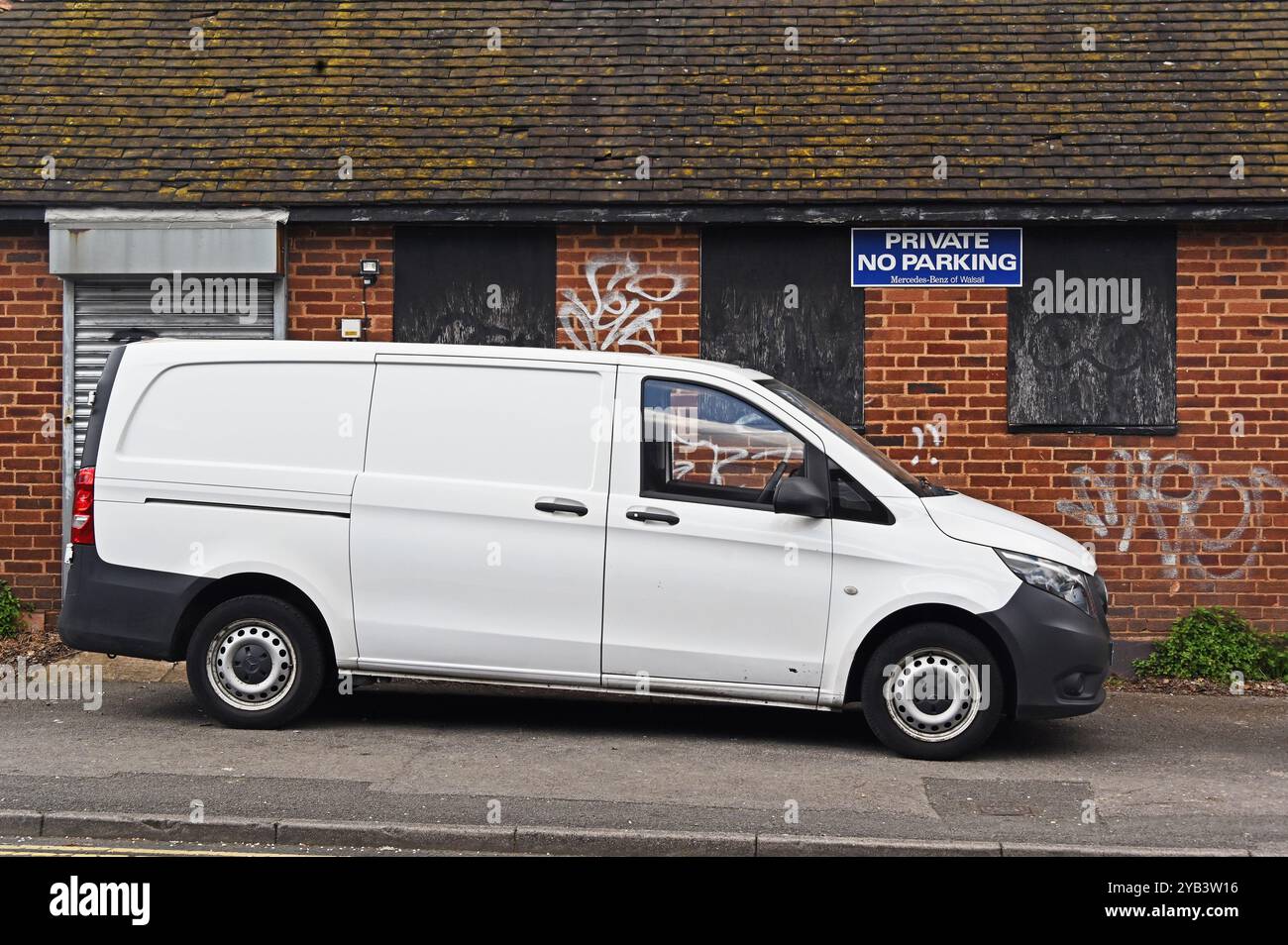 Fourgonnette blanche garée à côté d'un panneau « PRIVÉ SANS PARKING ». Bath Street, Walsall, West Midlands, Angleterre, Royaume-Uni, Europe. Banque D'Images