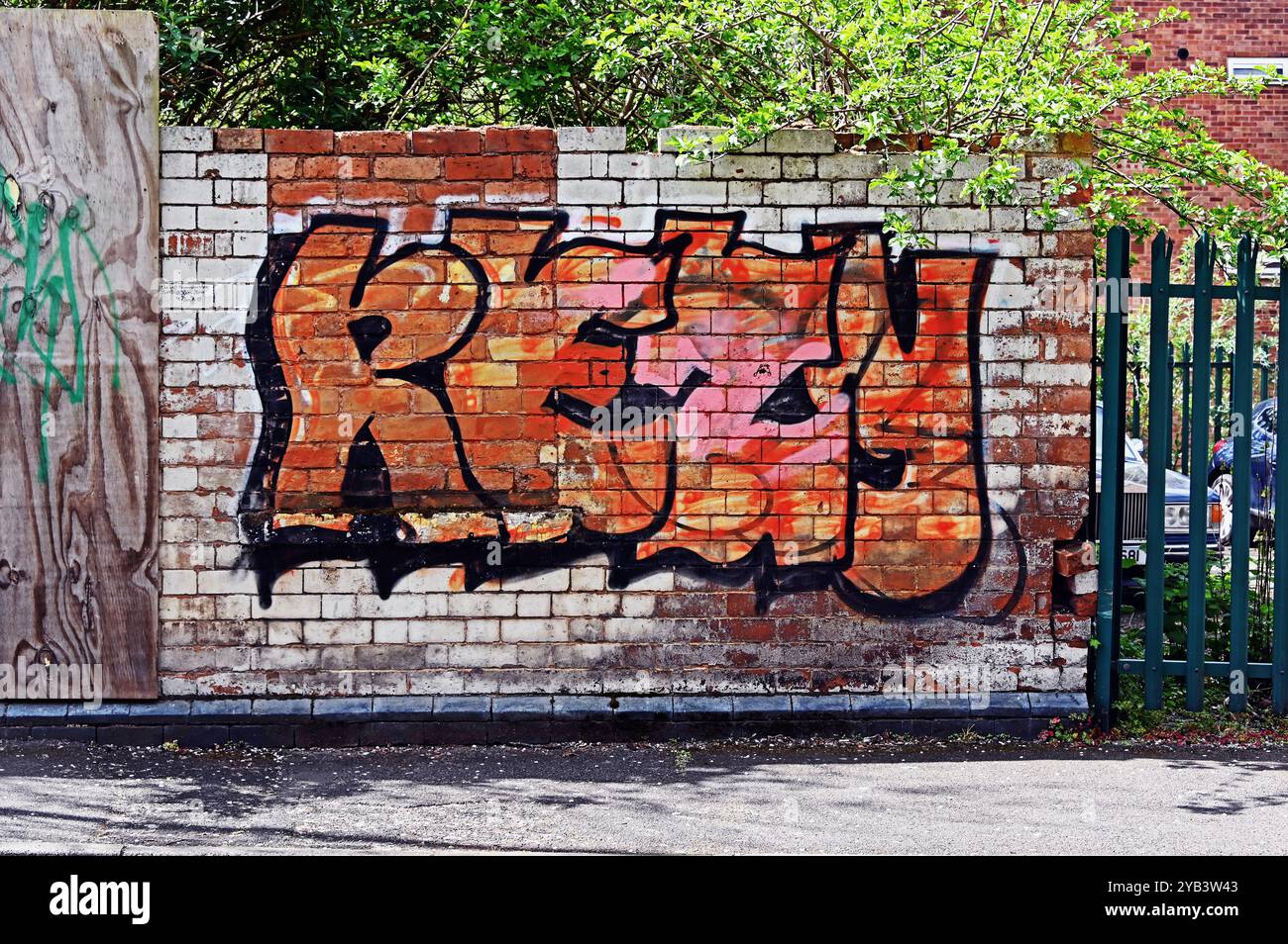 Graffiti sur mur de briques. Bath Street, Walsall, West Midlands, Angleterre, Royaume-Uni, Europe. Banque D'Images