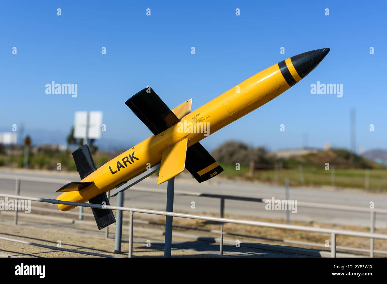 Missile SAM-N-2 Lark avec ailettes noires exposé à l'extérieur contre un ciel bleu clair au parc de missiles point Mugu - Californie, États-Unis - 26 août 2024 Banque D'Images