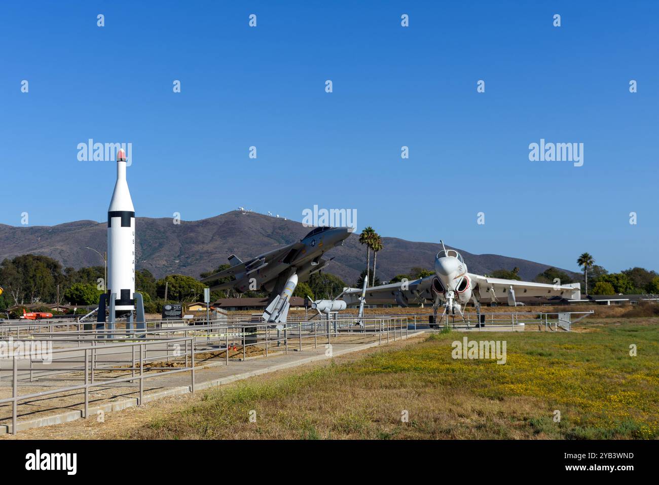 Grumman EA-6B Prowler, un avion de chasse Tomcat, et un missile balistique lancé par un sous-marin Polaris au point Mugu missile Park - Californie, États-Unis - Banque D'Images