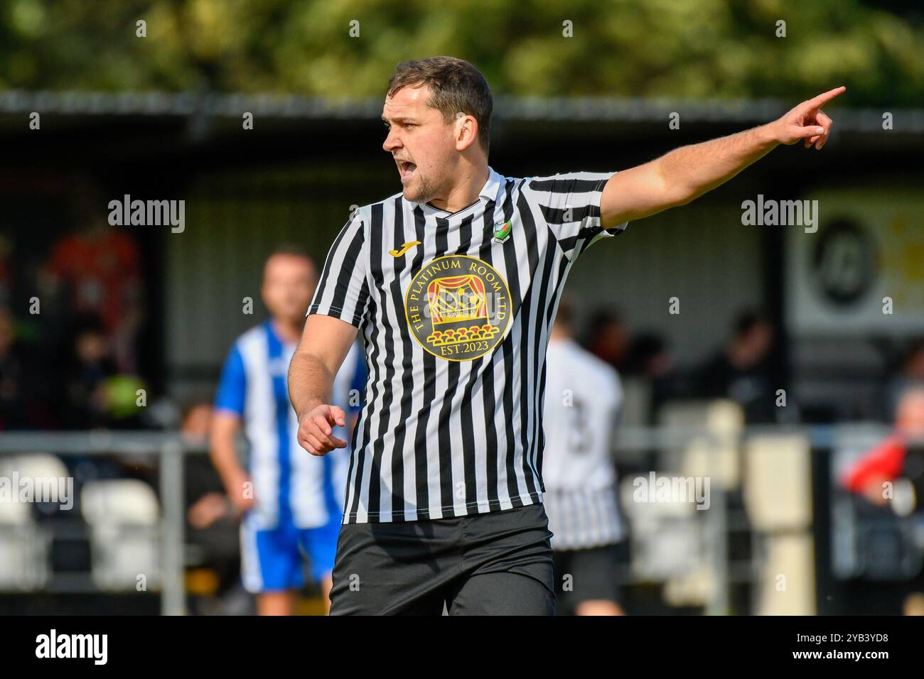 Pontardawe, pays de Galles. 5 octobre 2024. Christian Evans, joueur-entraîneur de Pontardawe Town, crie des instructions à ses coéquipiers lors du match de la deuxième ronde du FAW amateur Trophy entre Pontardawe Town et Giants grave au Parc Ynysderw à Pontardawe, au pays de Galles, au Royaume-Uni, le 5 octobre 2024. Crédit : Duncan Thomas/Majestic Media. Banque D'Images