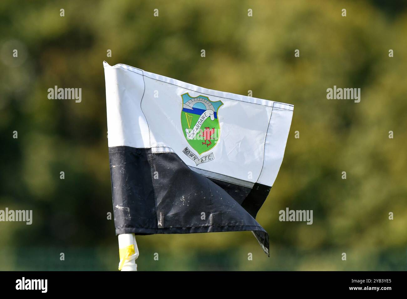 Pontardawe, pays de Galles. 5 octobre 2024. Un drapeau noir et blanc arborant un badge du Pontardawe Town Football Club bat dans le vent lors du match de la deuxième manche du FAW amateur Trophy entre Pontardawe Town et Giants grave au Parc Ynysderw à Pontardawe, au pays de Galles, au Royaume-Uni, le 5 octobre 2024. Crédit : Duncan Thomas/Majestic Media. Banque D'Images