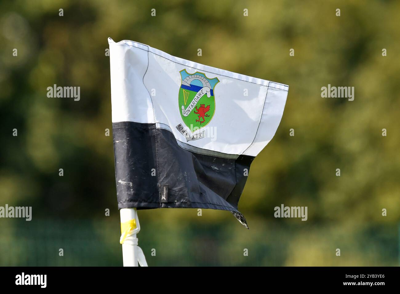 Pontardawe, pays de Galles. 5 octobre 2024. Un drapeau noir et blanc arborant un badge du Pontardawe Town Football Club bat dans le vent lors du match de la deuxième manche du FAW amateur Trophy entre Pontardawe Town et Giants grave au Parc Ynysderw à Pontardawe, au pays de Galles, au Royaume-Uni, le 5 octobre 2024. Crédit : Duncan Thomas/Majestic Media. Banque D'Images