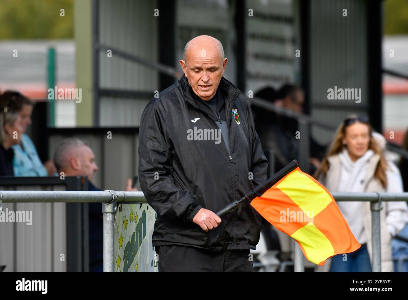 Pontardawe, pays de Galles. 5 octobre 2024. Gary Thomas, secrétaire du club de Pontardawe Town, est le linesman lors du match du FAW amateur Trophy Round Two entre Pontardawe Town et Giants grave au Parc Ynysderw à Pontardawe, au pays de Galles, au Royaume-Uni, le 5 octobre 2024. Crédit : Duncan Thomas/Majestic Media. Banque D'Images