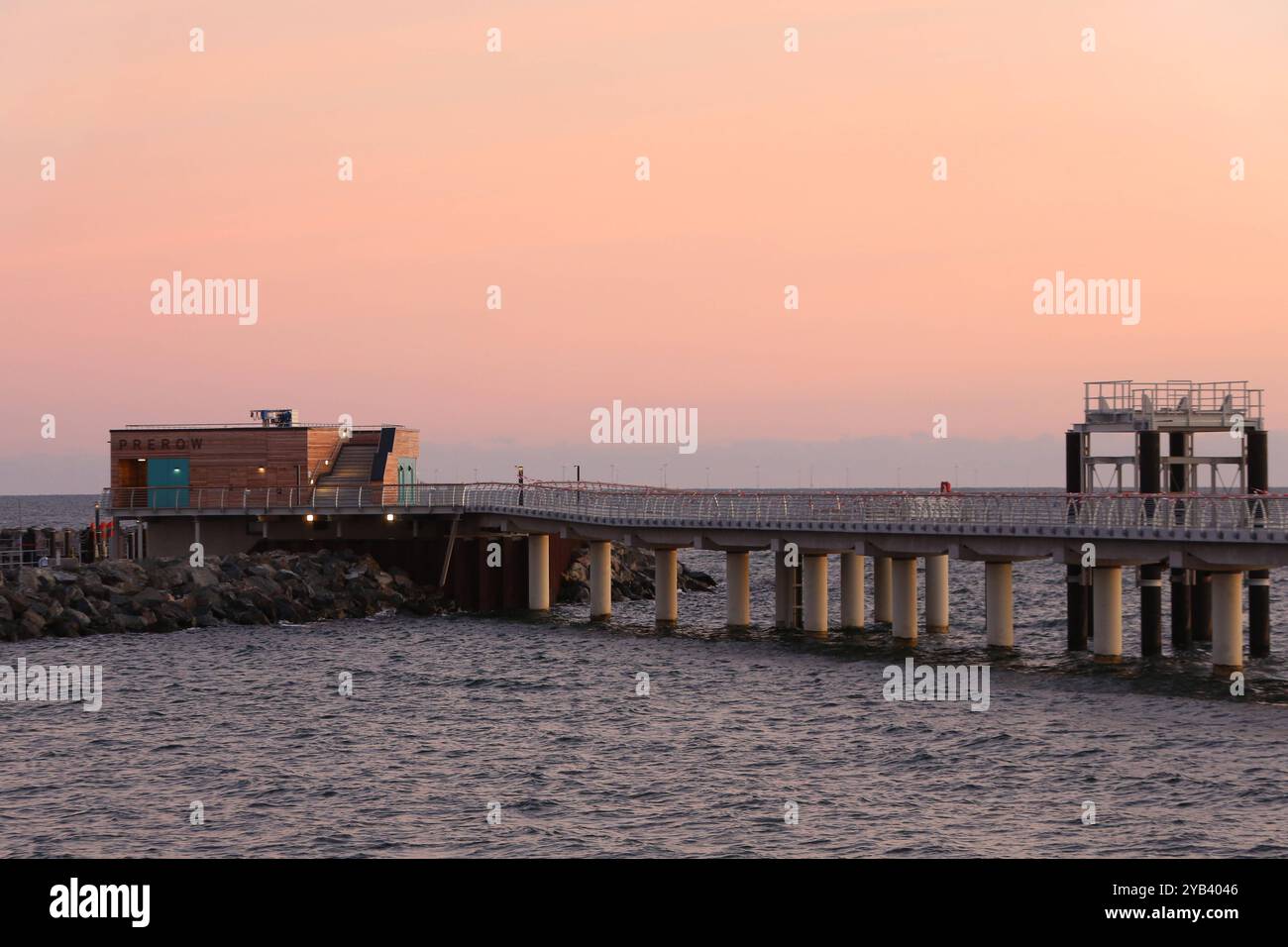 Blick am Mittwoch 16.10.2024 in Prerow Vorpommern Rügen auf die neue Seebrücke im Sonnenaufgang. Die Brücke ist die längste Seebrücke im Ostseeraum. SIE wird am Nachmittag durch Mecklenburg-Vorpommerns Ministerpräsidentin Manuela Schwesig und den Landesumweltminister till Backhaus beide SPD eigeweiht. Dazu gibt es am Abend eine illumination der Brücke begleitet durch Musik. *** Vue de la nouvelle jetée au lever du soleil le mercredi 16 10 2024 à Prerow Vorpommern Rügen le pont est la plus longue jetée de la région de la mer Baltique il sera inauguré dans l'après-midi par Mecklenburg-Vorpommerns Prime ministe Banque D'Images