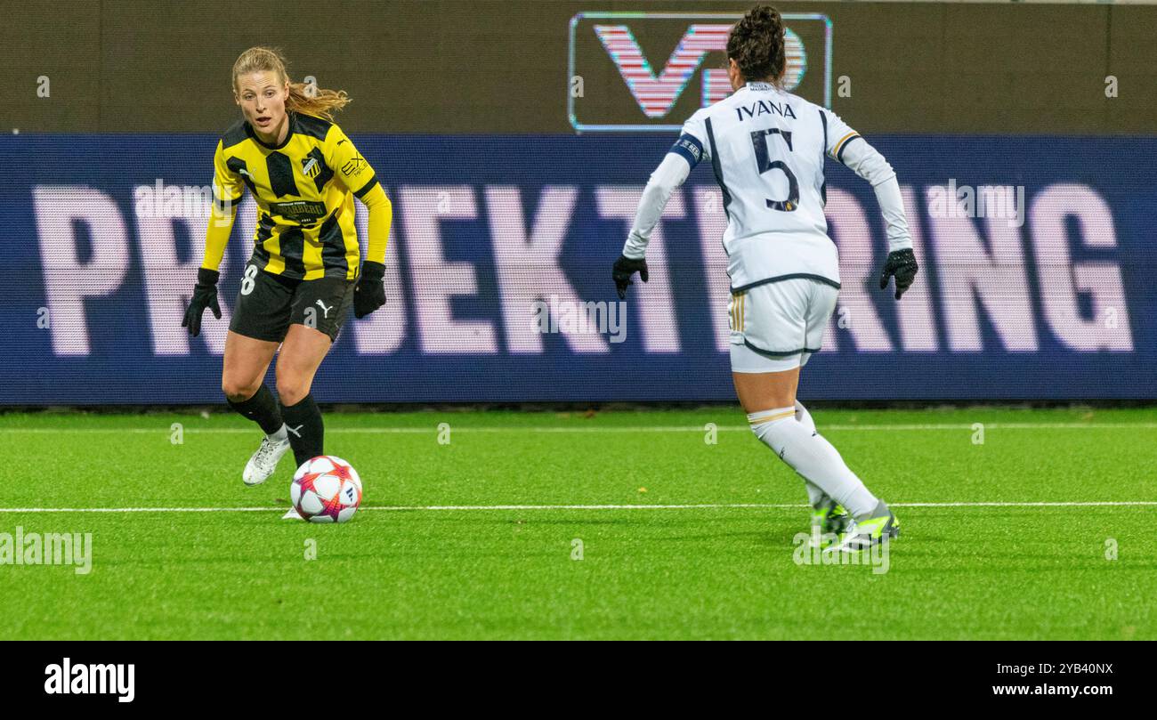 Gothenburg, Suède. 23 novembre 2023. Anna Anvegård avec le ballon du BK Häcken lors d'un match contre le Real Madrid en Ligue des champions féminine de l'UEFA. Banque D'Images