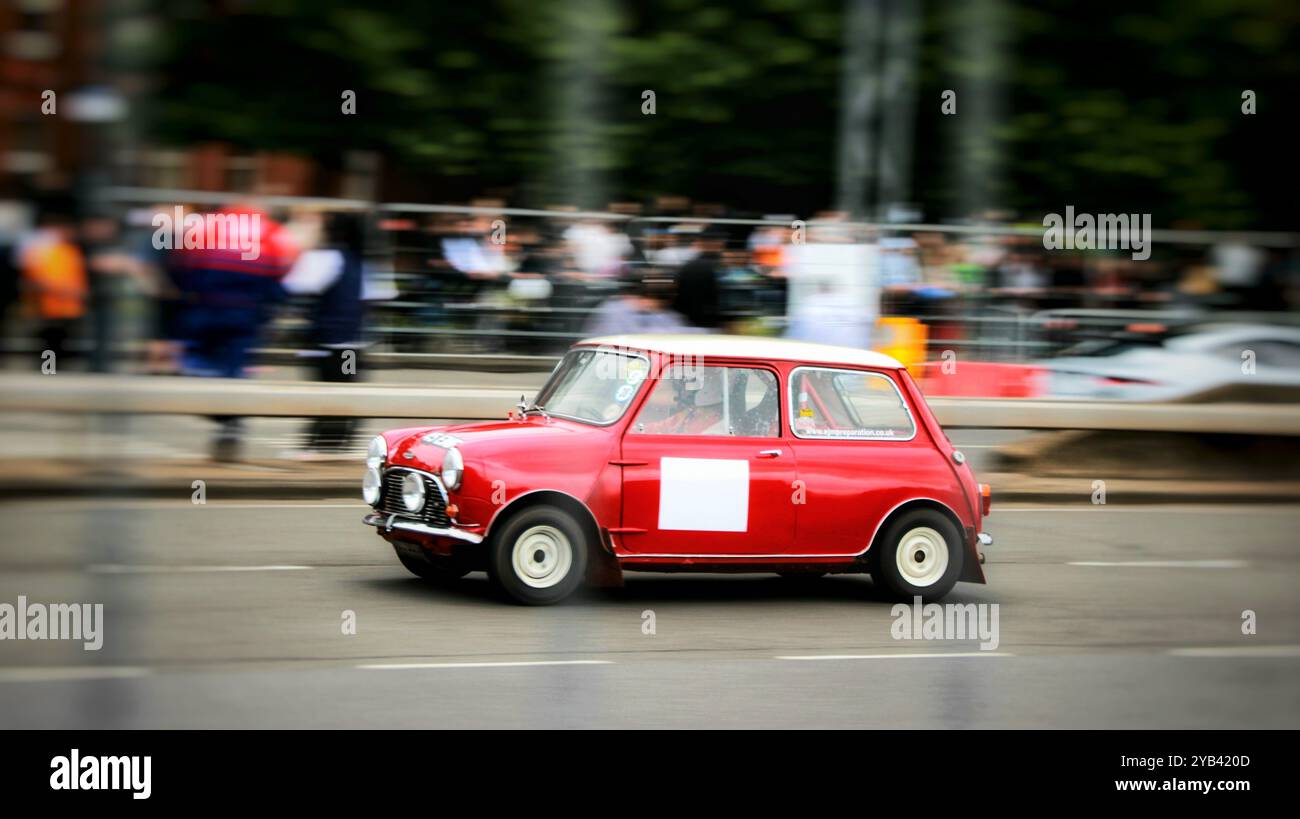 Une Mini rouge éclatante au Coventry MotoFest Banque D'Images