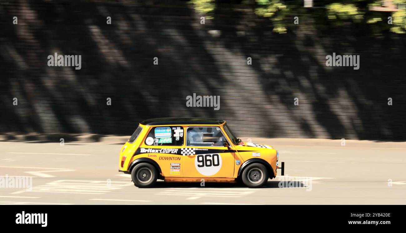 Une Mini jaune au Coventry MotoFest Banque D'Images
