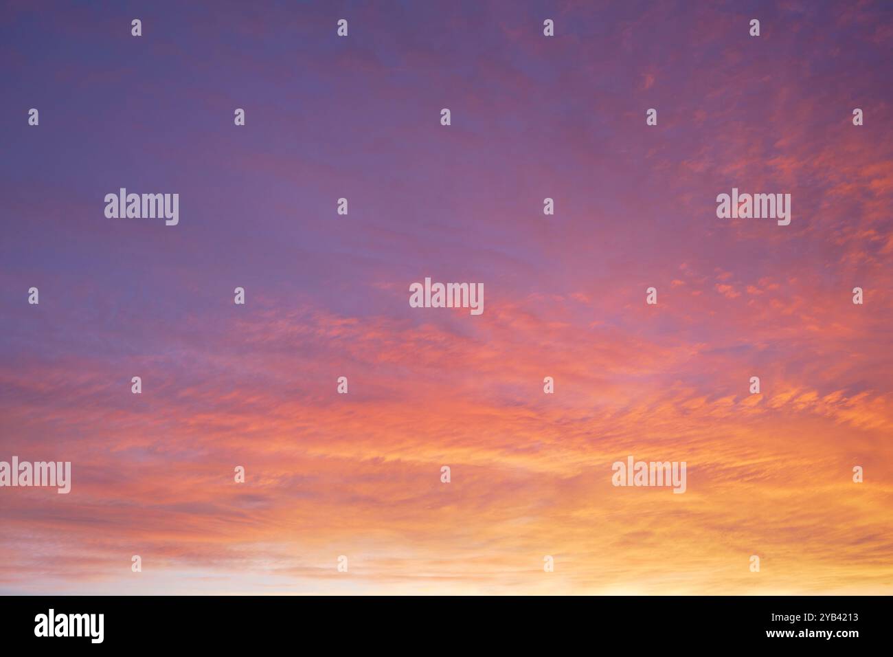 Ciel coloré au lever du soleil Banque D'Images