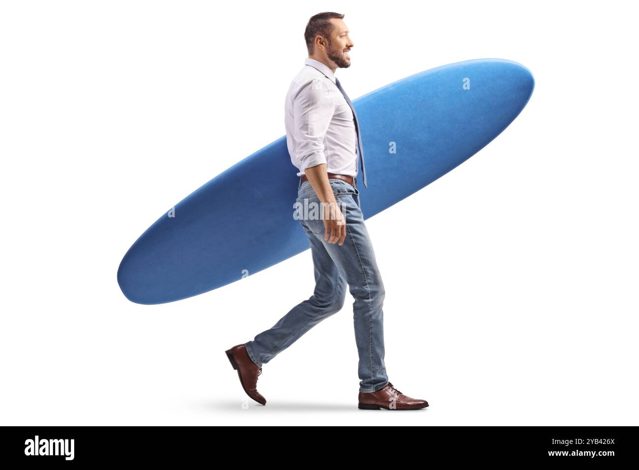 Homme d'affaires marchant et portant une planche de surf isolé sur fond blanc Banque D'Images