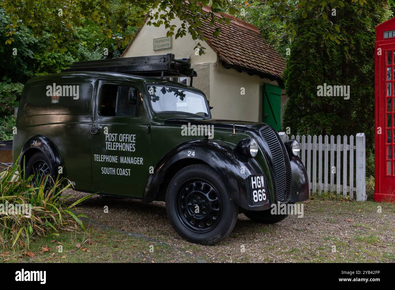 Véhicule vintage au musée Amberly Chalk Pit. Bureau de poste vert van circa 1946 à l'extérieur du central téléphonique et de la boîte. Réglage adapté pour cette grande voiture. Banque D'Images