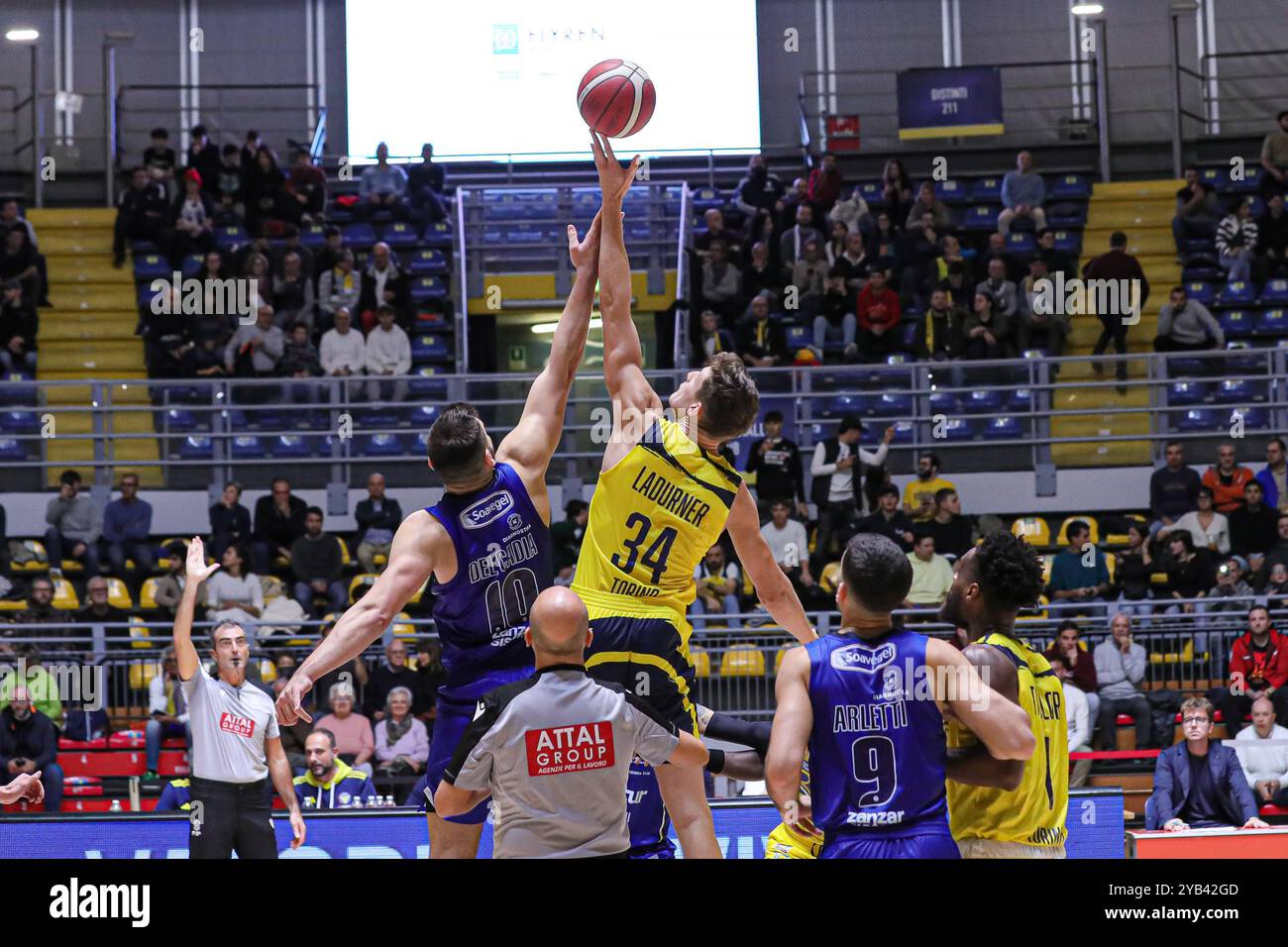 #34 Maximiliam Ladurner (Reale Mutua basket Torino) et lors du Reale Mutua Torino vs Valtur Brindisi, match italien de basket-ball Serie A2 hommes à Turin, Italie, le 16 octobre 2024 Banque D'Images