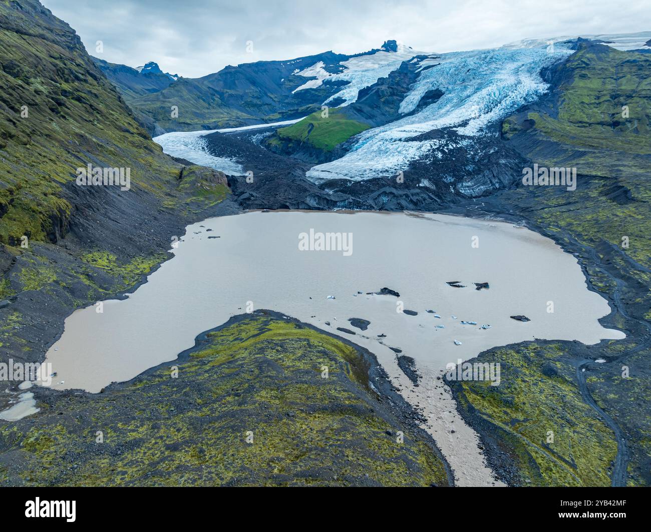 Vue aérienne du glacier Falljökull, langue glaciaire du glacier Vatnajökull, lac glaciaire, Islande. Banque D'Images