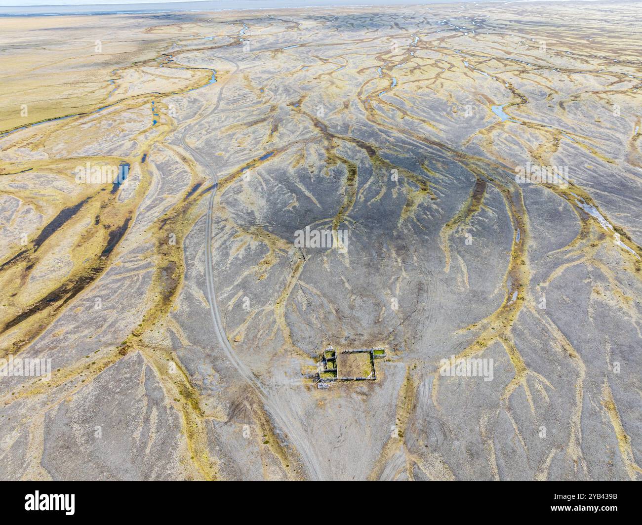 Enclos à moutons sur les plaines inondables glaciaires du glacier Vatnajökull, vue aérienne, Islande Banque D'Images