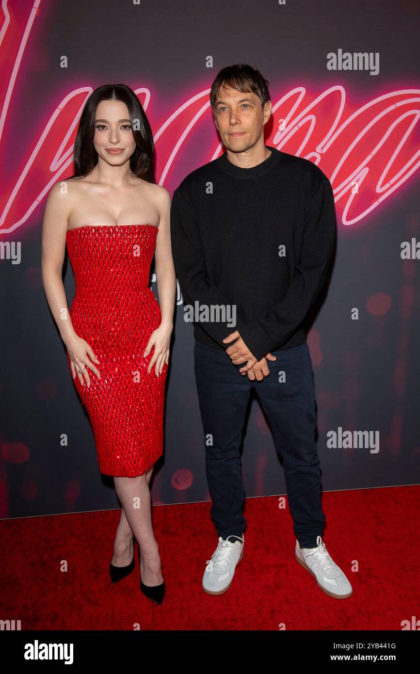 New York, États-Unis. 15 octobre 2024. Mikey Madison et Sean Baker assistent à la première d'Anora à New York au Regal Times Square à New York, États-Unis, le 15 octobre 2024. (Photo de Thenews2/NurPhoto) crédit : NurPhoto SRL/Alamy Live News Banque D'Images