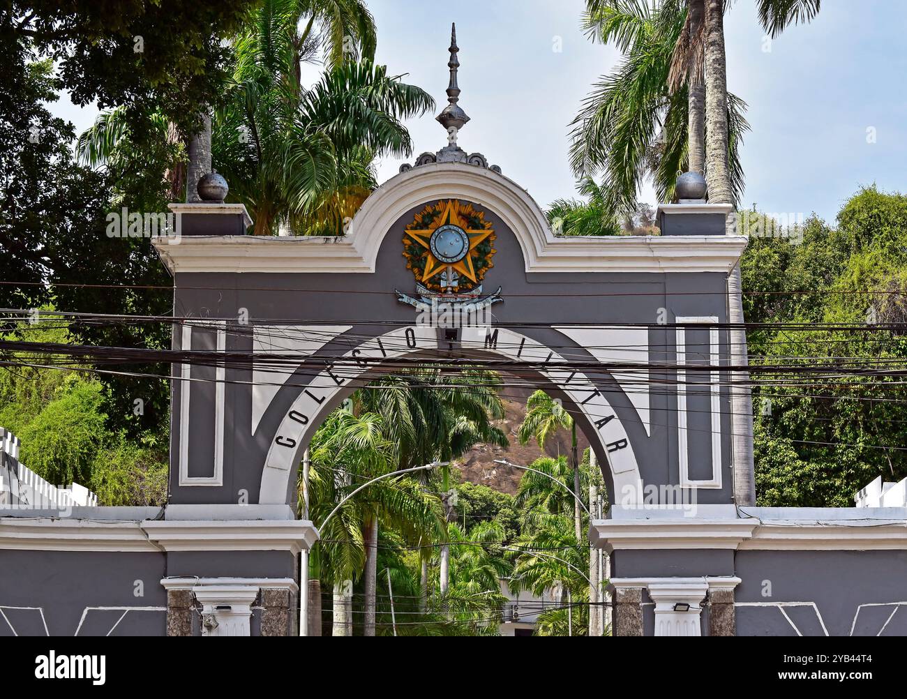 RIO DE JANEIRO, BRÉSIL - 12 octobre 2024 : portique d'entrée (détail) de l'école militaire dans le quartier de Tijuca Banque D'Images