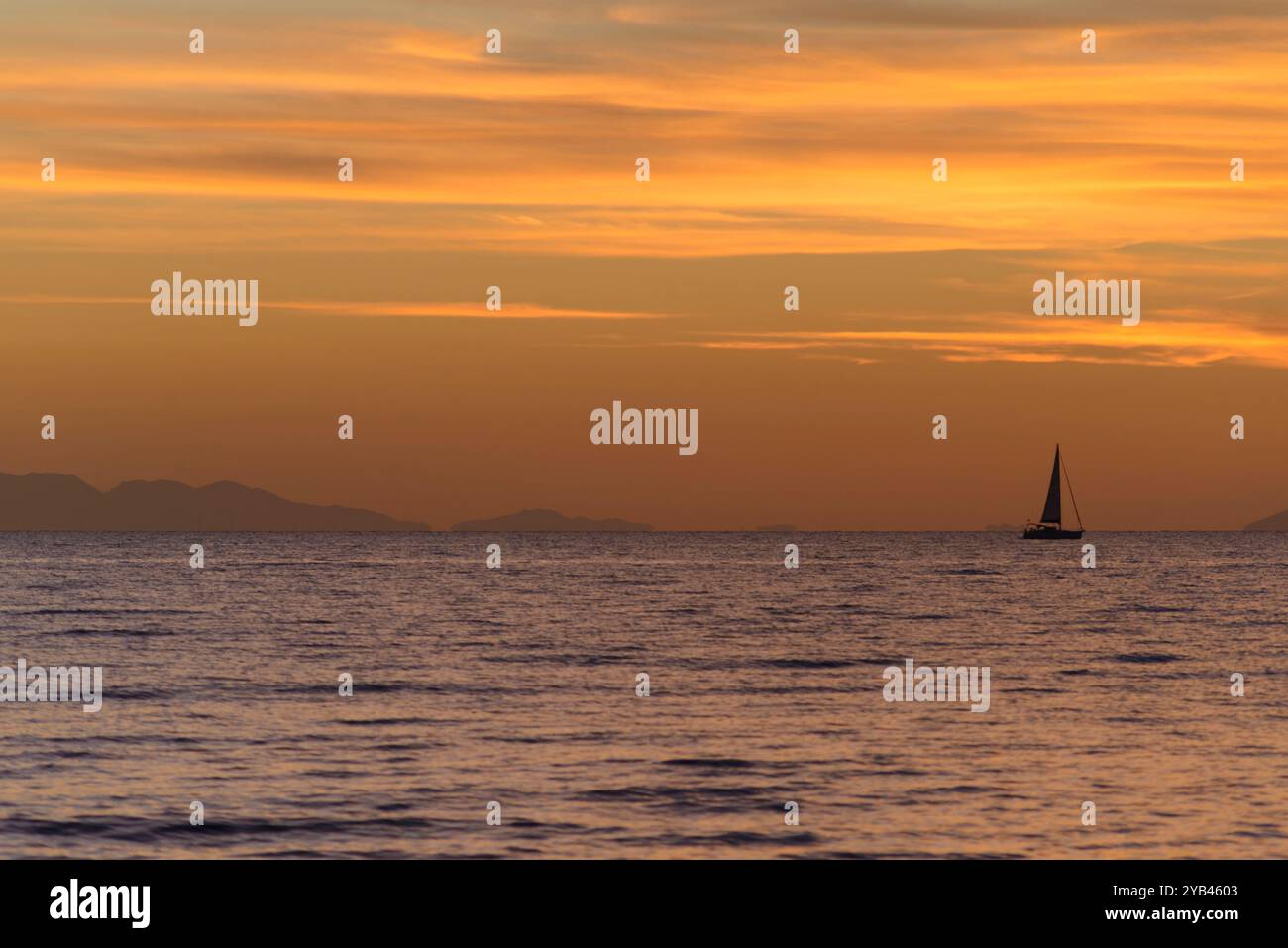 Coucher de soleil serein sur Calm Ocean Horizon et Golden Sky, Toscane, Italie Banque D'Images