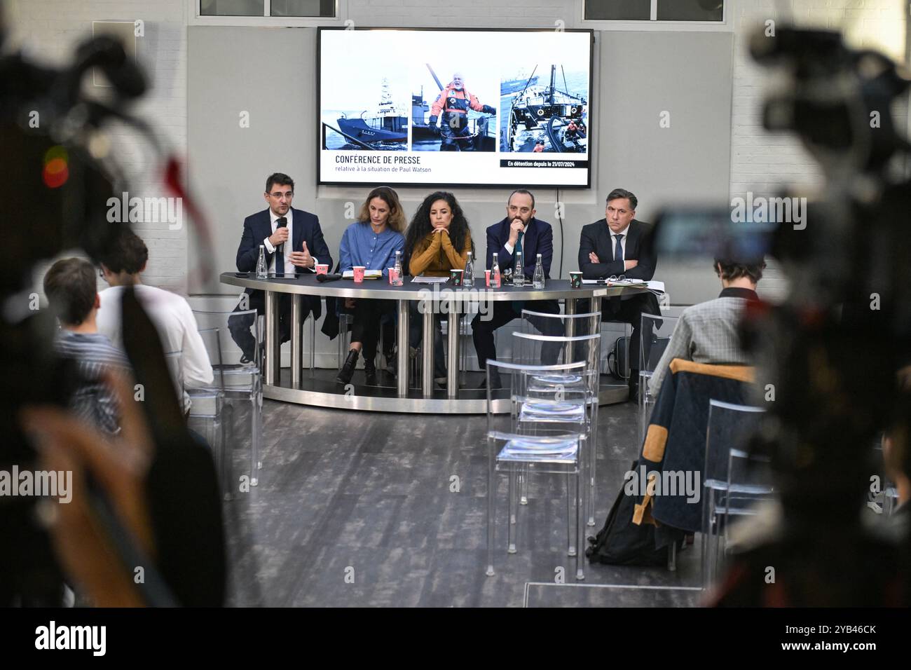 Jean Tamalet (à gauche), l’auteure française Lamya Essemlali (à gauche), l’avocat franco-britannique William Julie (2R) et l’avocat français Emmanuel Jez tiennent une conférence de presse sur la détention de Paul Watson, à Paris le 16 octobre 2024. Photo de Firas Abdullah/ABACAPRESS. COM Credit : Abaca Press/Alamy Live News Banque D'Images