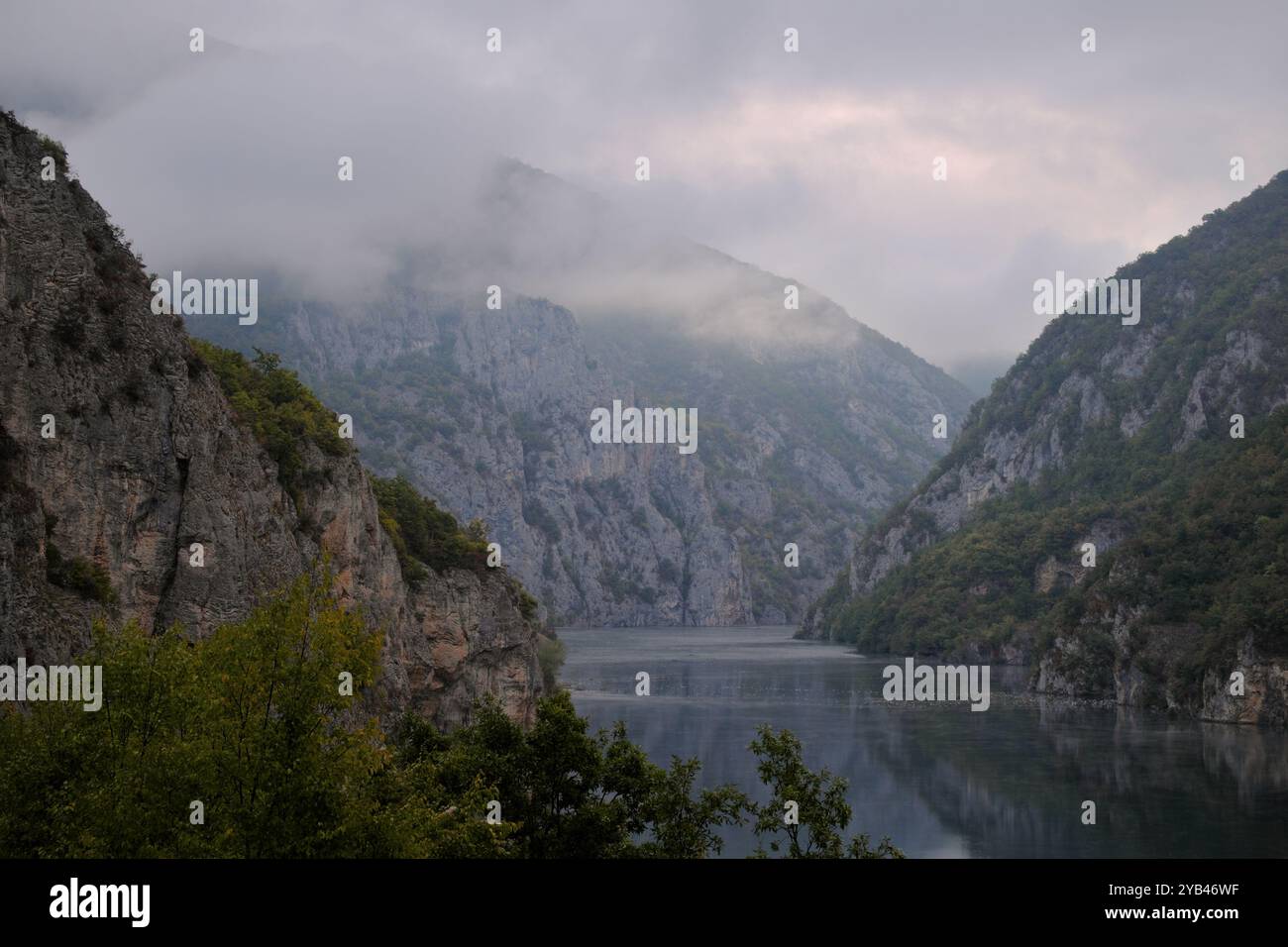 Falaises sur la rivière Drina par un sombre matin d'automne, Bosnie-Herzégovine Banque D'Images