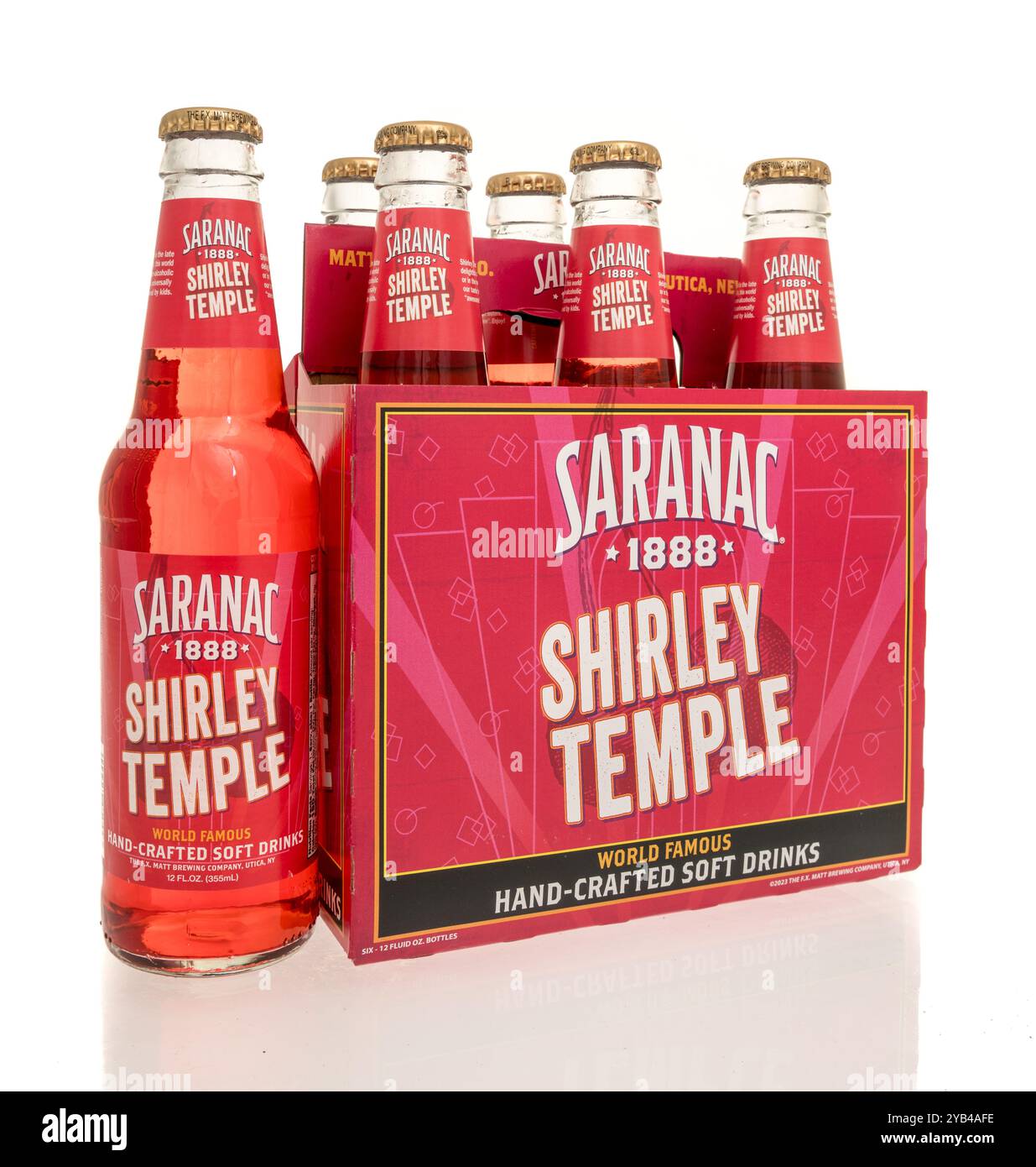 Winneconne, WI - 15 octobre 2024 : un pack de six boissons gazeuses Saranac shirly temple sur un fond isolé. Banque D'Images