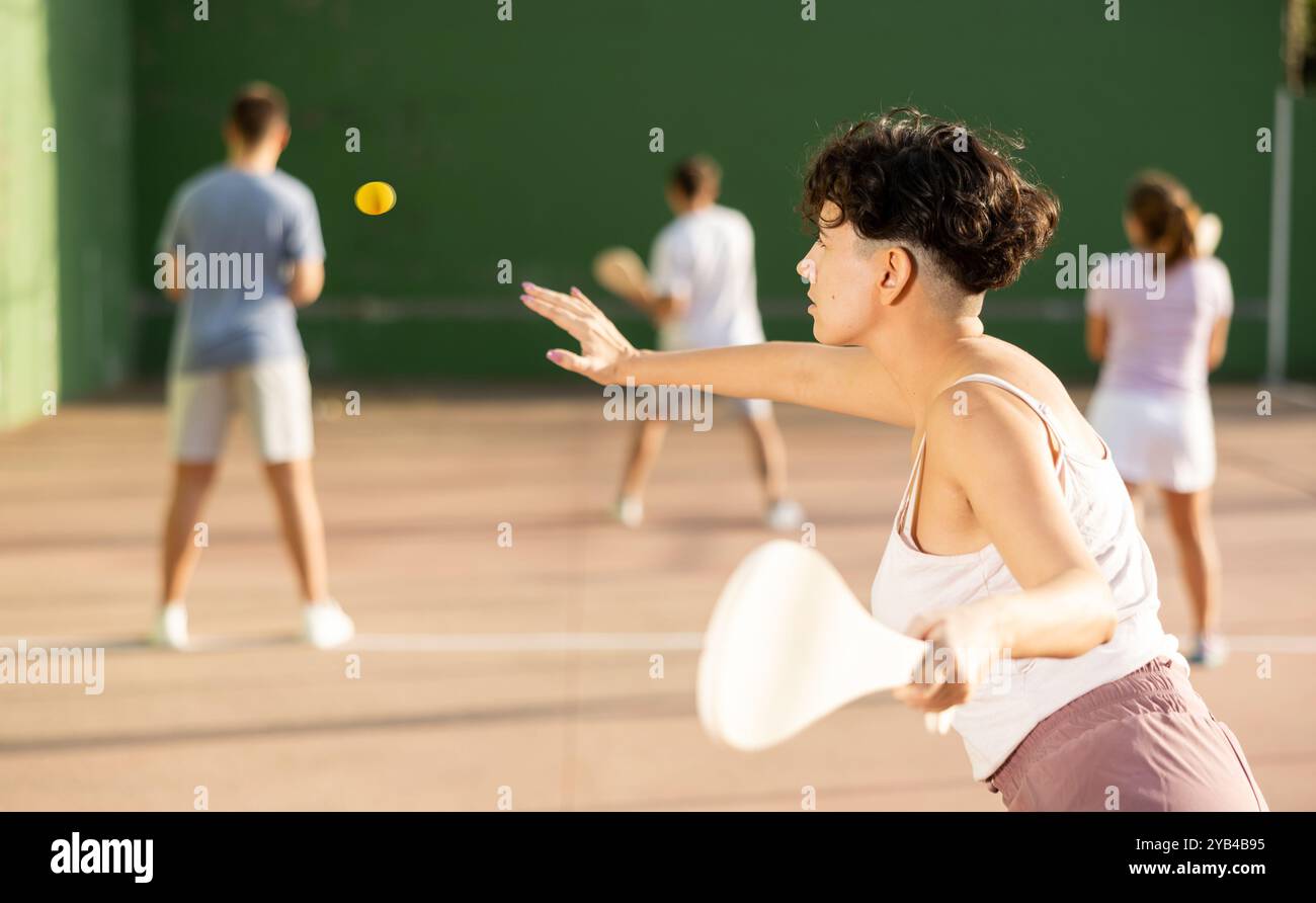 Femme jouant la pelote basque sur le terrain extérieur de pelote Banque D'Images