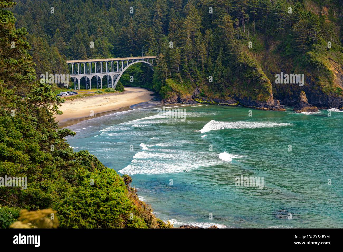 Pont arqué sur l'Oregon Coast Highway près du phare de Heceta Head Banque D'Images