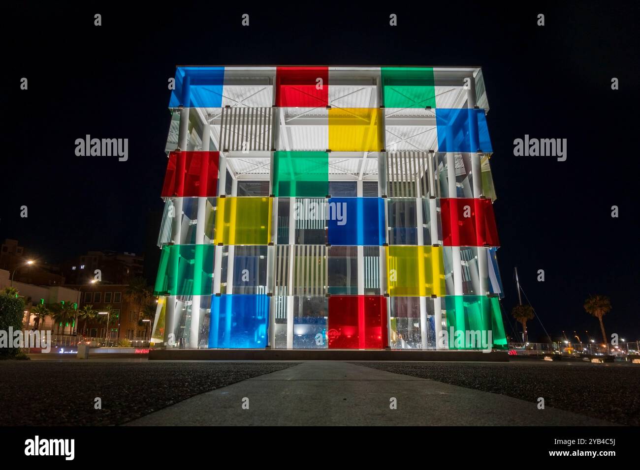 Malaga, Espagne - 8 juin 2024 : vue nocturne du Centre Pompidou Málaga, une branche du Centre national français Georges Pompidou pour l'Art et la culture. Banque D'Images